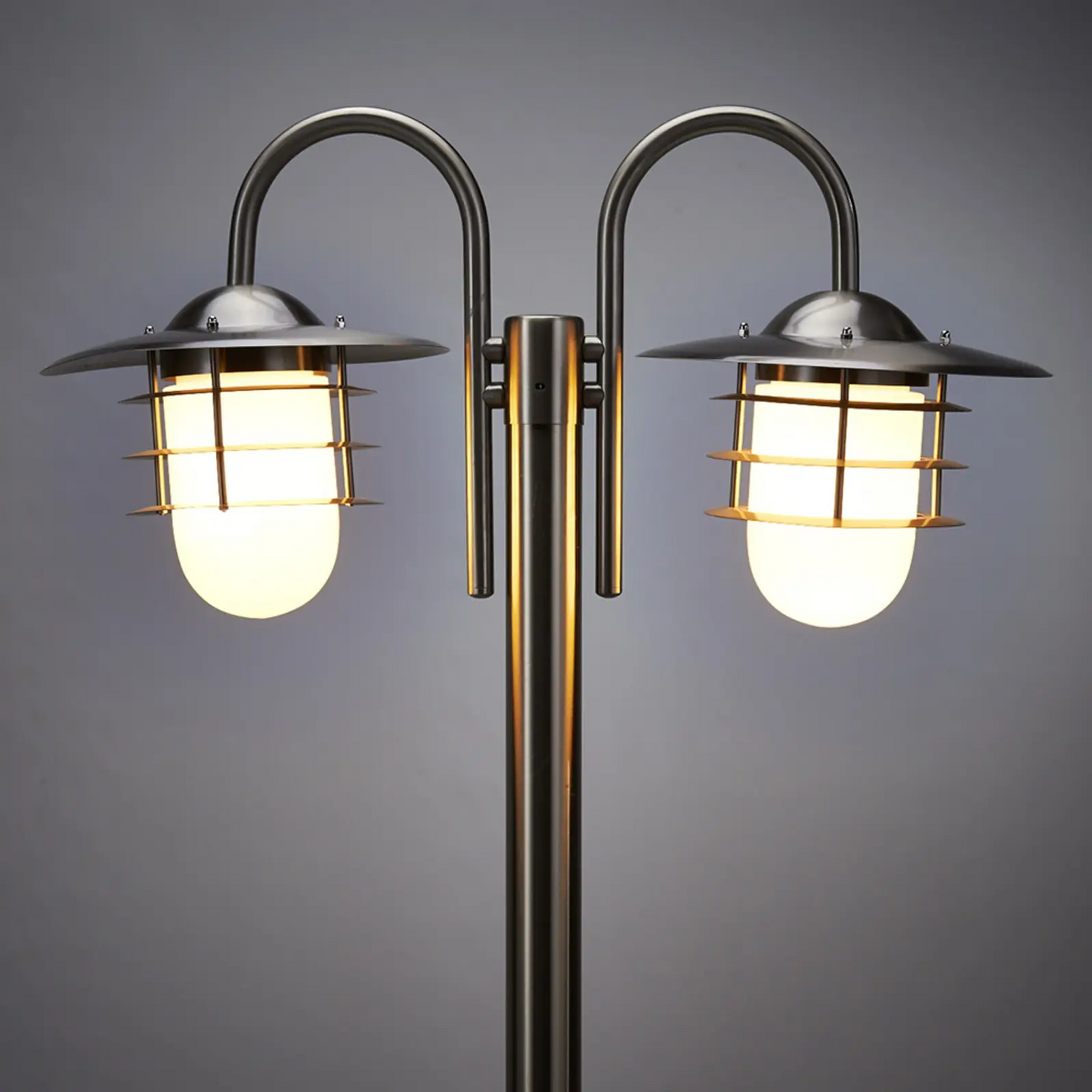 Dviejų lempučių stiebo žibintas Mian pagamintas iš nerūdijančio plieno