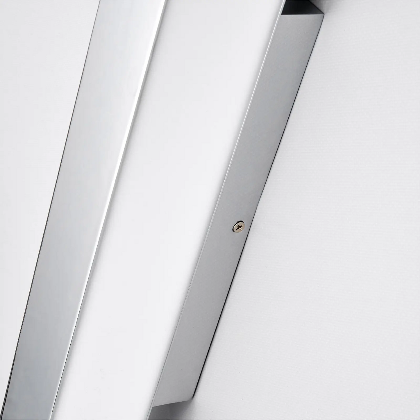 Kiana - sieninis vonios šviestuvas su LED chromu