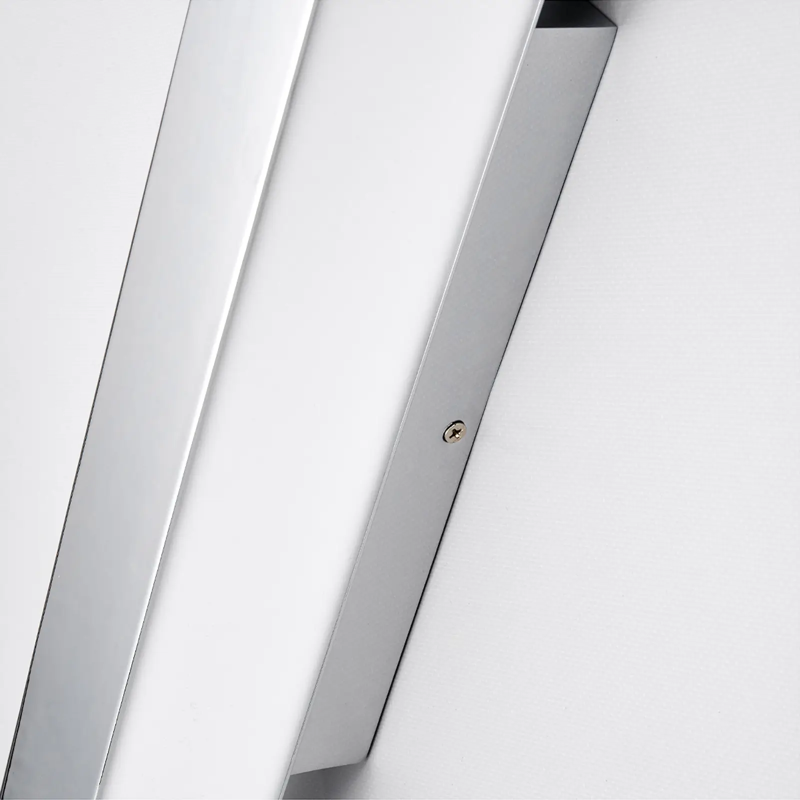 Kiana - sieninis vonios šviestuvas su LED chromu