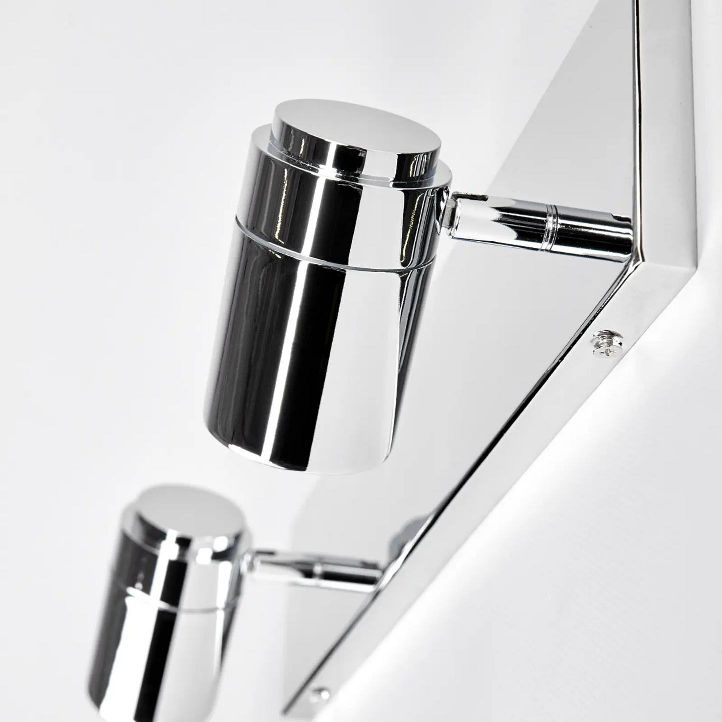 2 fl. Dejan vonios sieninis šviestuvas chromo