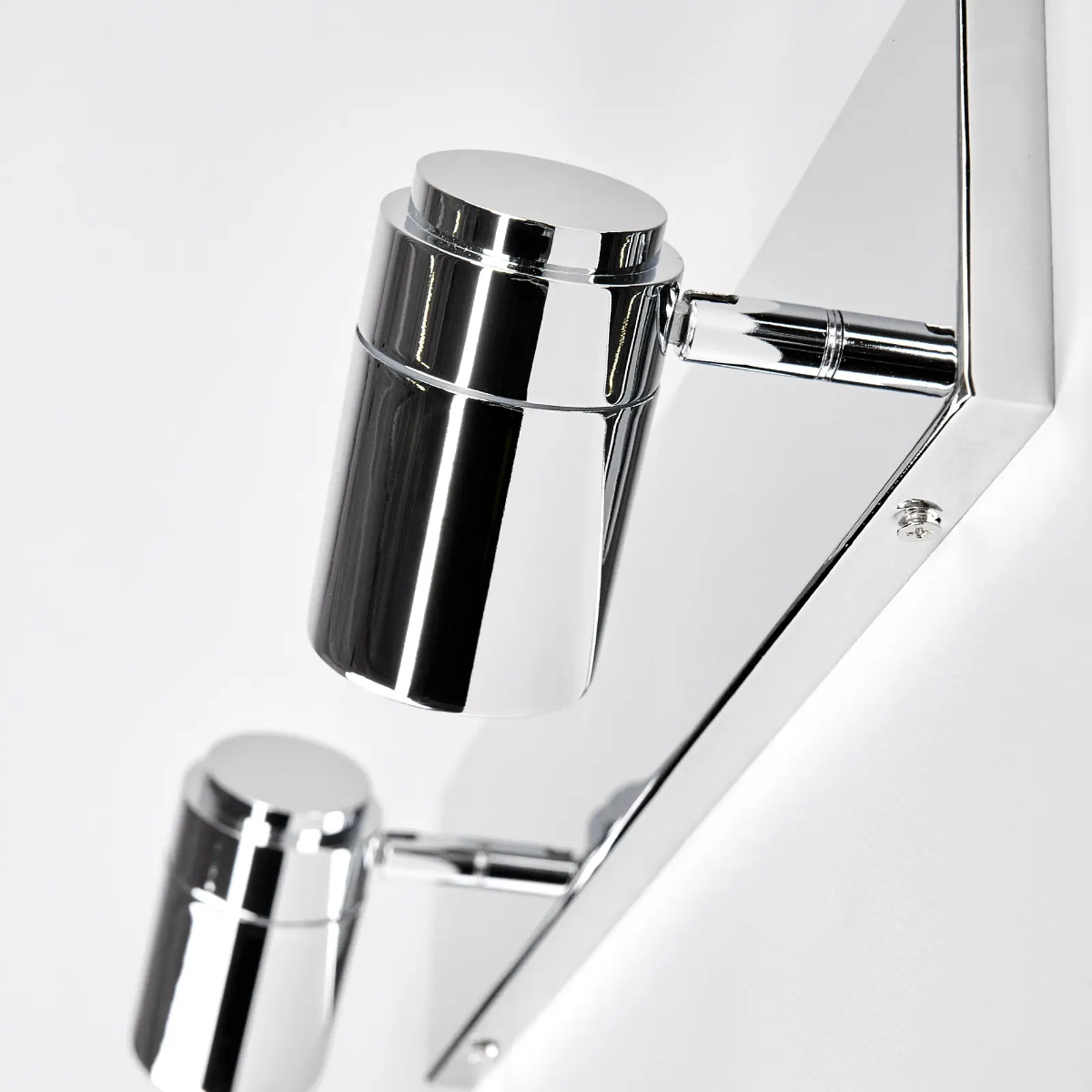 2 fl. Dejan vonios sieninis šviestuvas chromo