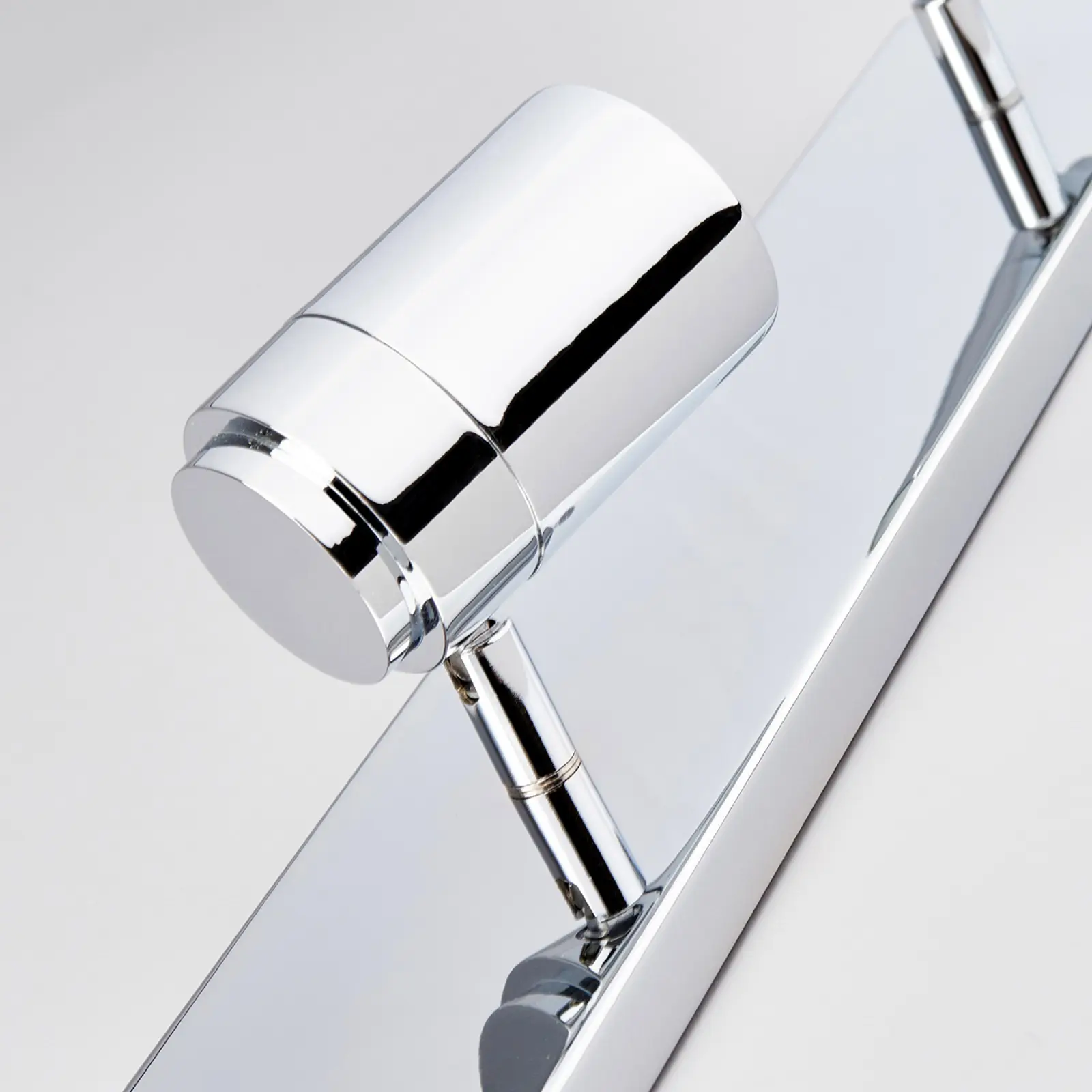 Trijų lempučių Dejan vonios lubų šviestuvas