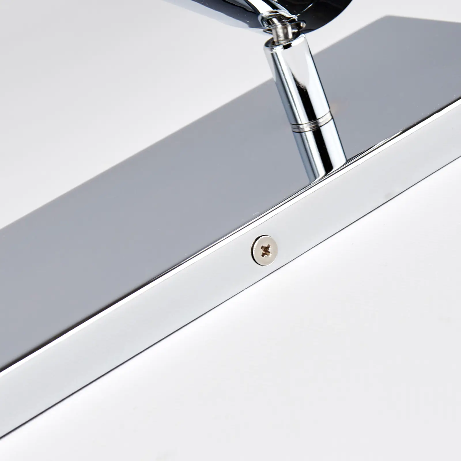 Trijų lempučių Dejan vonios lubų šviestuvas