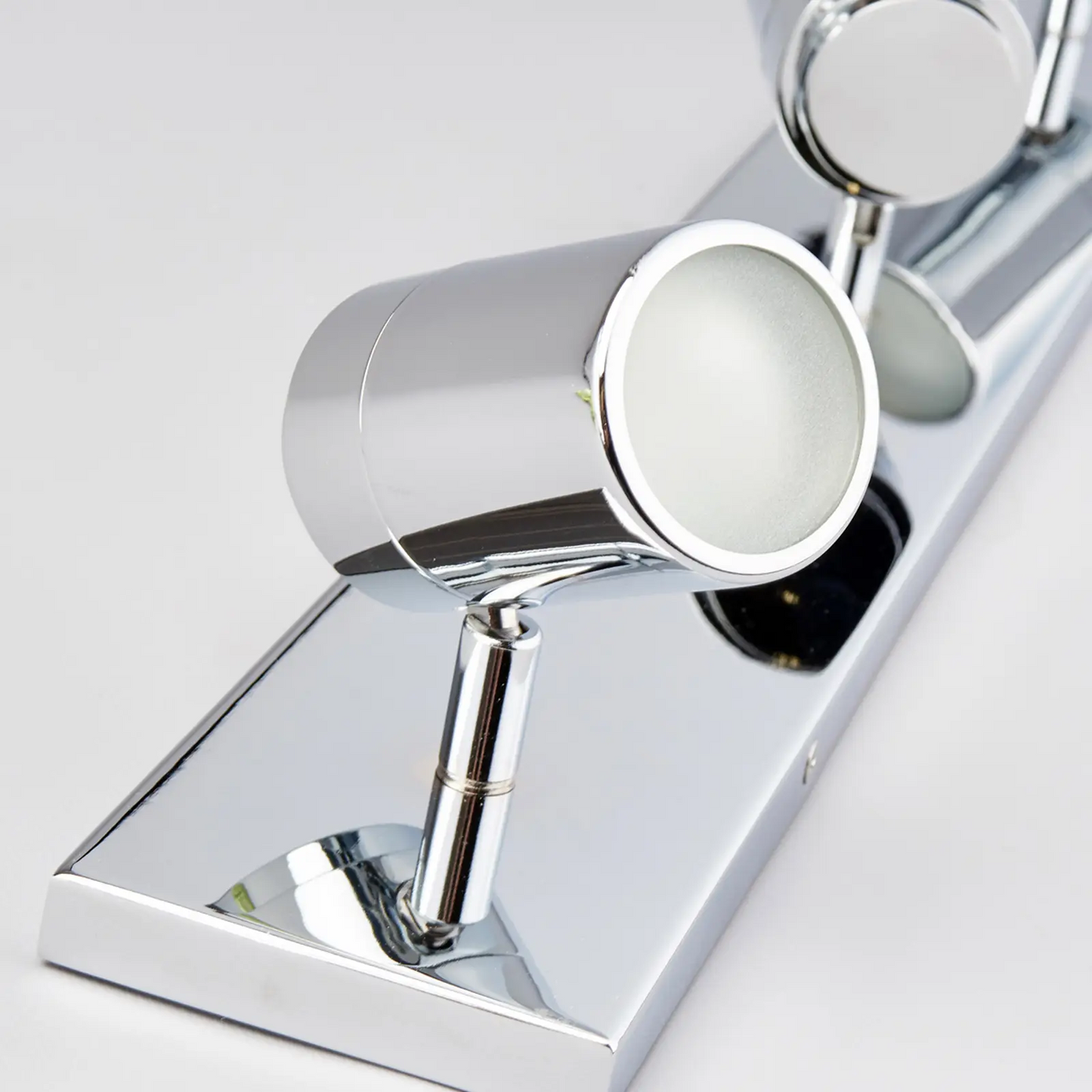 Trijų lempučių Dejan vonios lubų šviestuvas