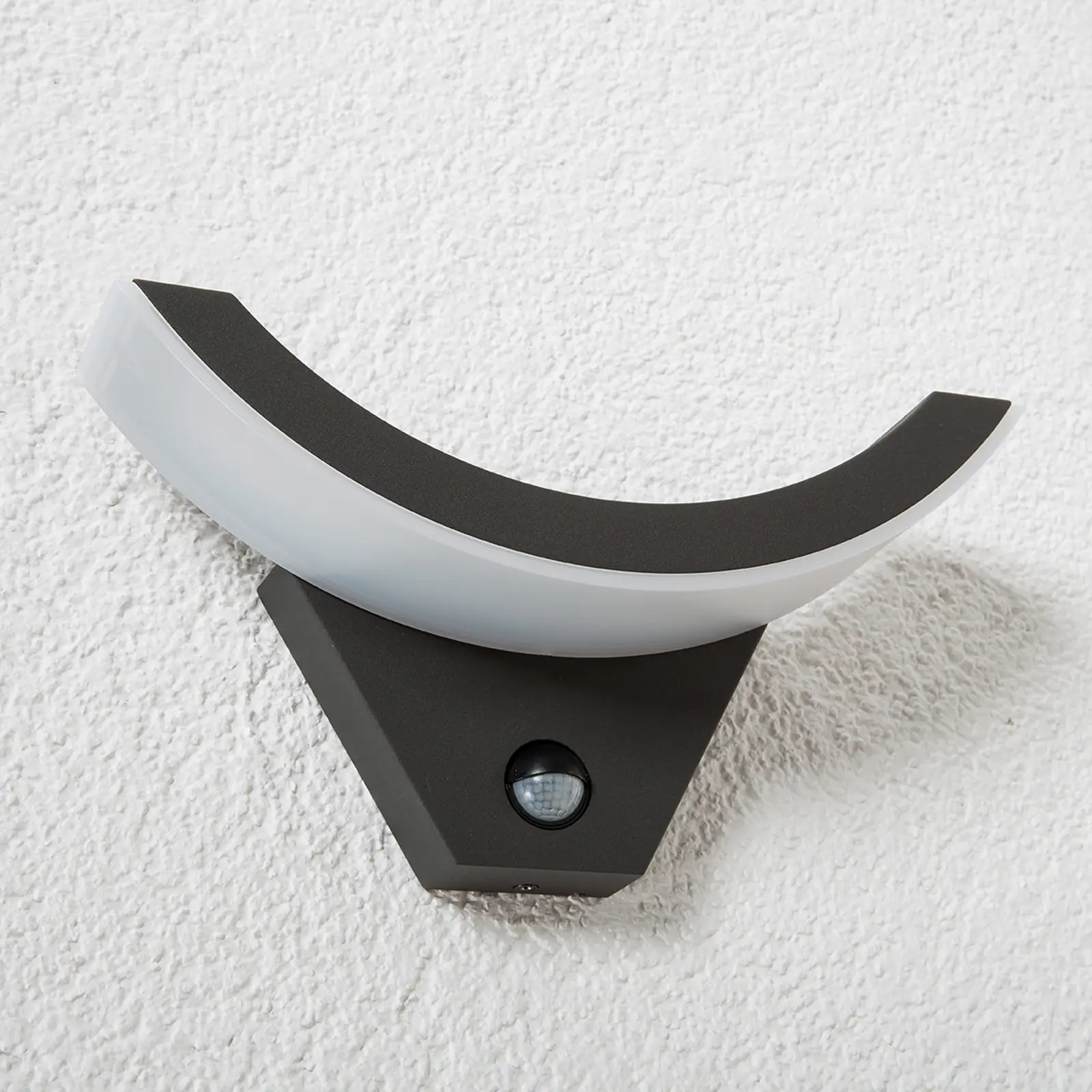 Pusiau LED lauko sieninis šviestuvas su judesio jutikliu