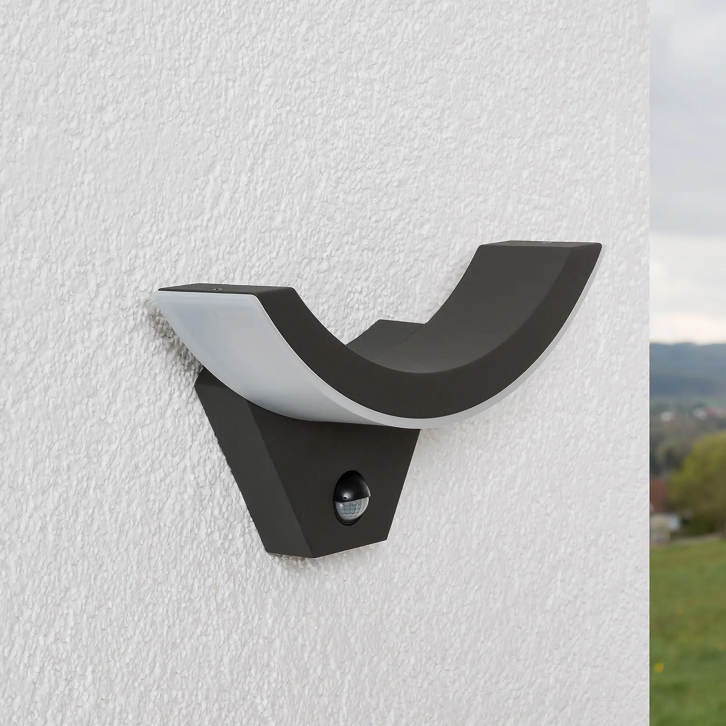 Pusiau LED lauko sieninis šviestuvas su judesio jutikliu