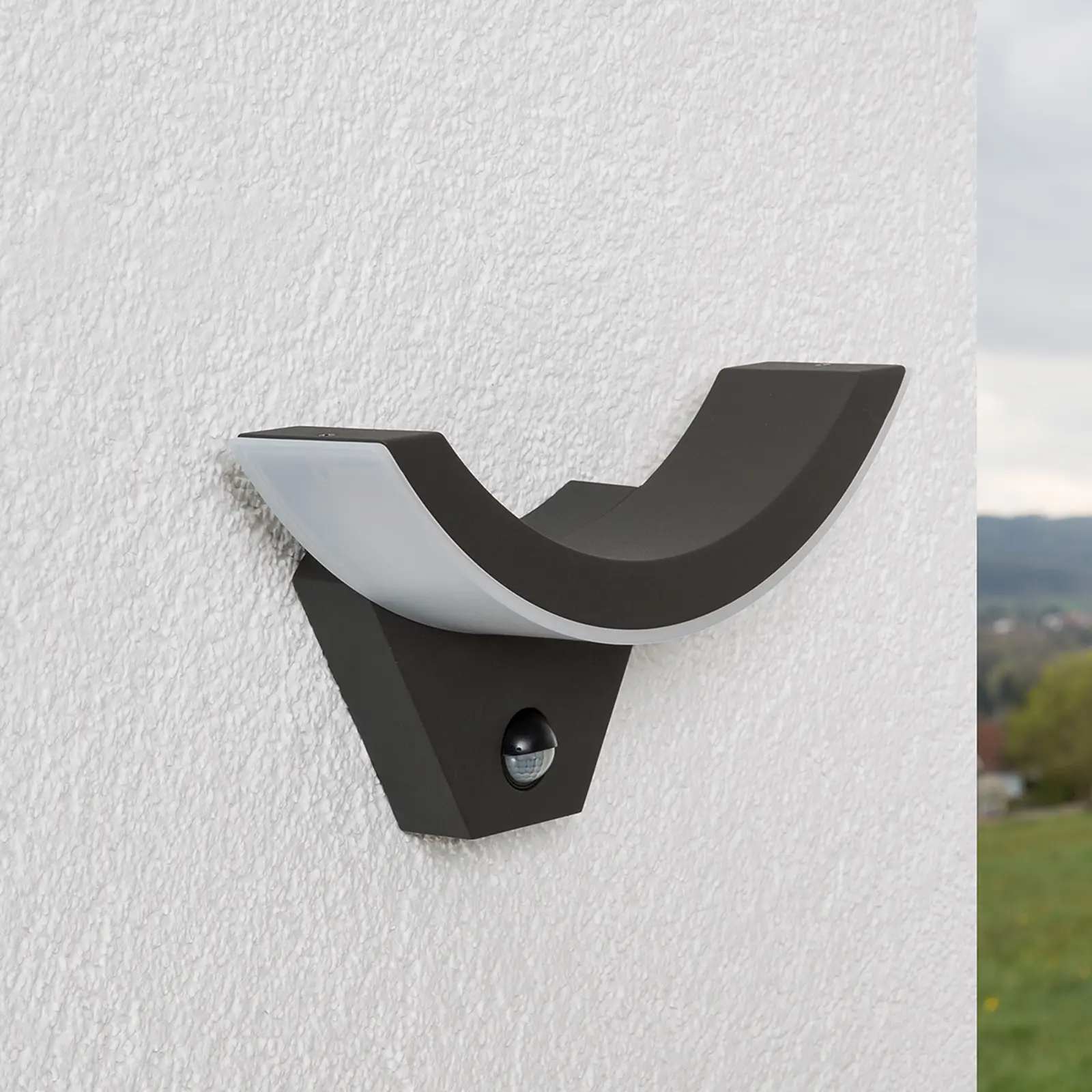 Pusiau LED lauko sieninis šviestuvas su judesio jutikliu