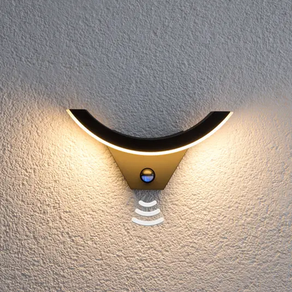 Pusiau LED lauko sieninis šviestuvas su judesio jutikliu