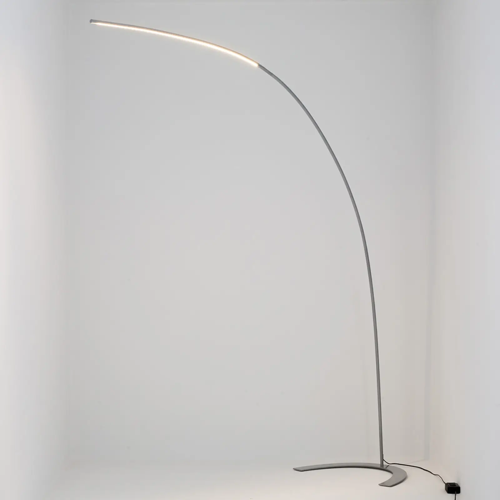 Sidabrinės spalvos lanko formos LED toršeras Danua