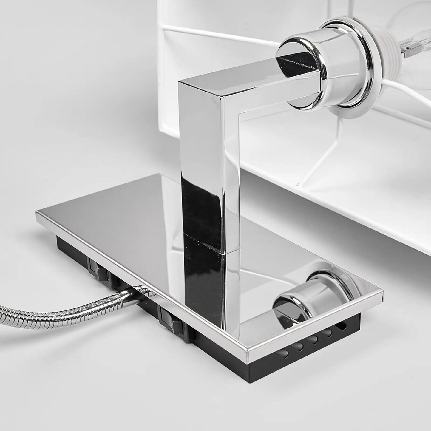 Sieninis šviestuvas Tamara su medžiaginiu šviestuvu ir lanksčia LED rankena