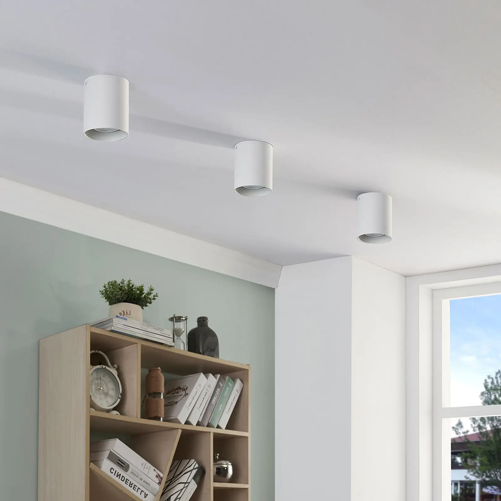 Baltos spalvos Carson ant paviršiaus montuojamas apatinis šviestuvas