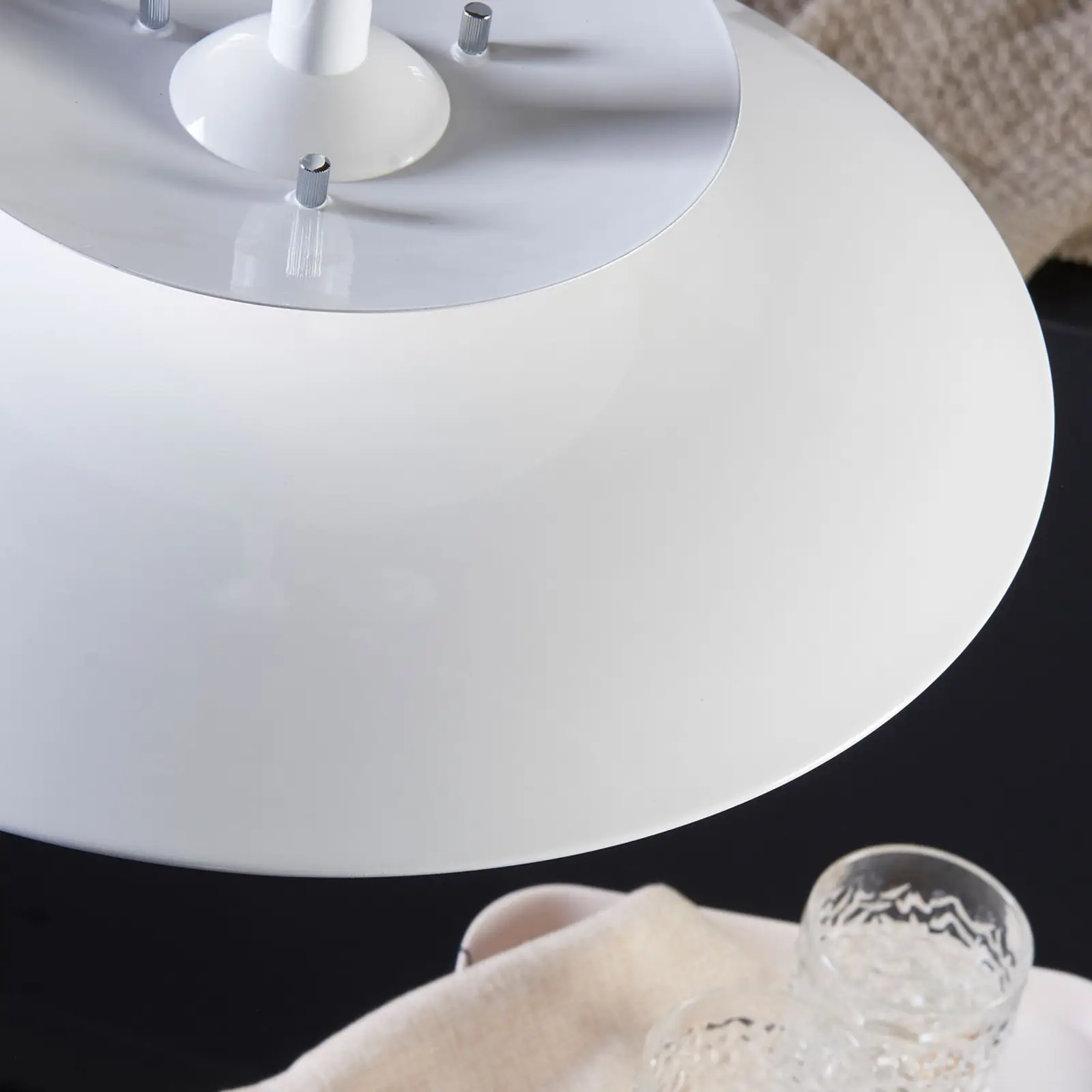 Pakabinamas šviestuvas Nadija su E27 LED, baltas