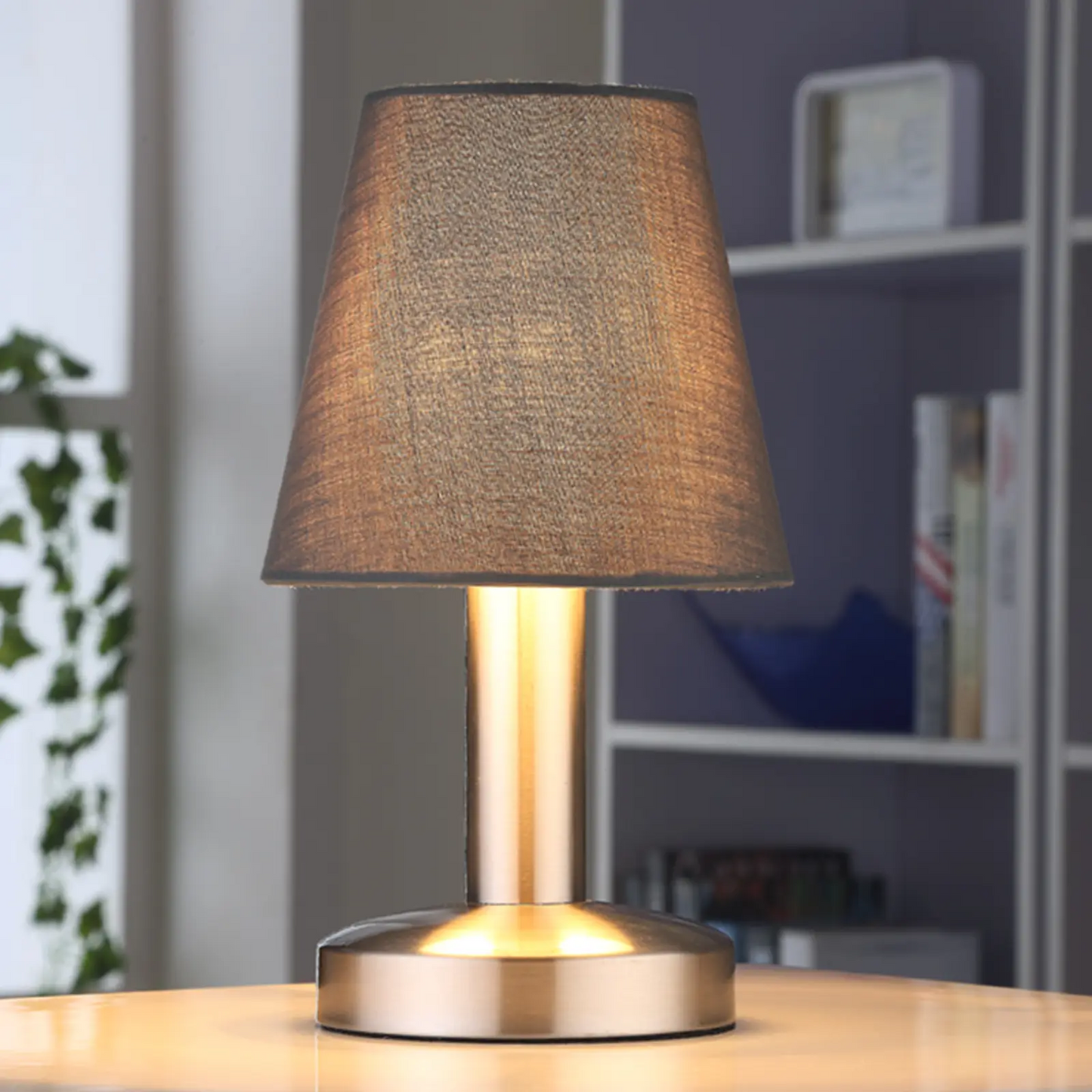 Pilka Hanno naktinė lempa su medžiaginiu gaubtu