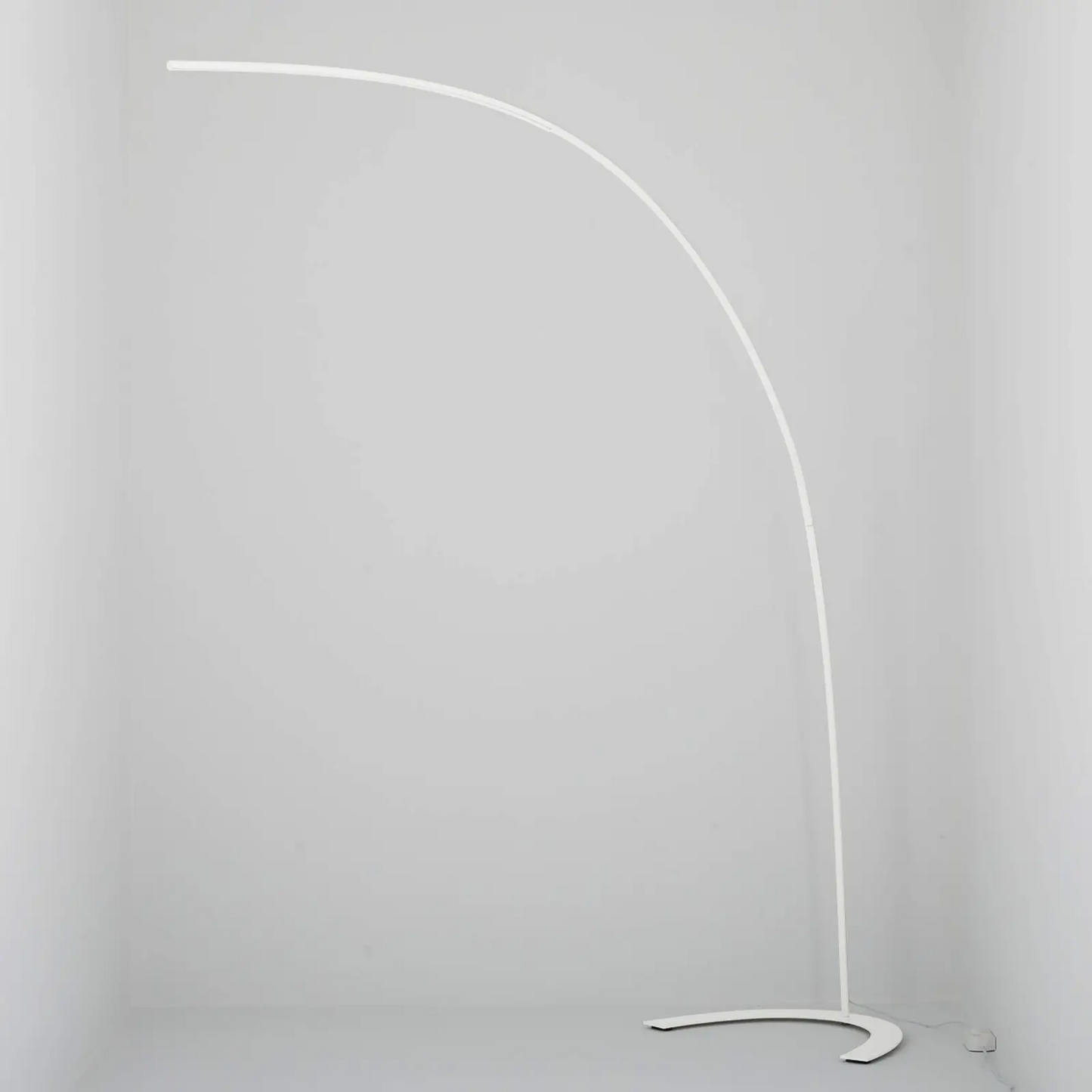 Minimalistinis Danua LED toršeras baltos spalvos