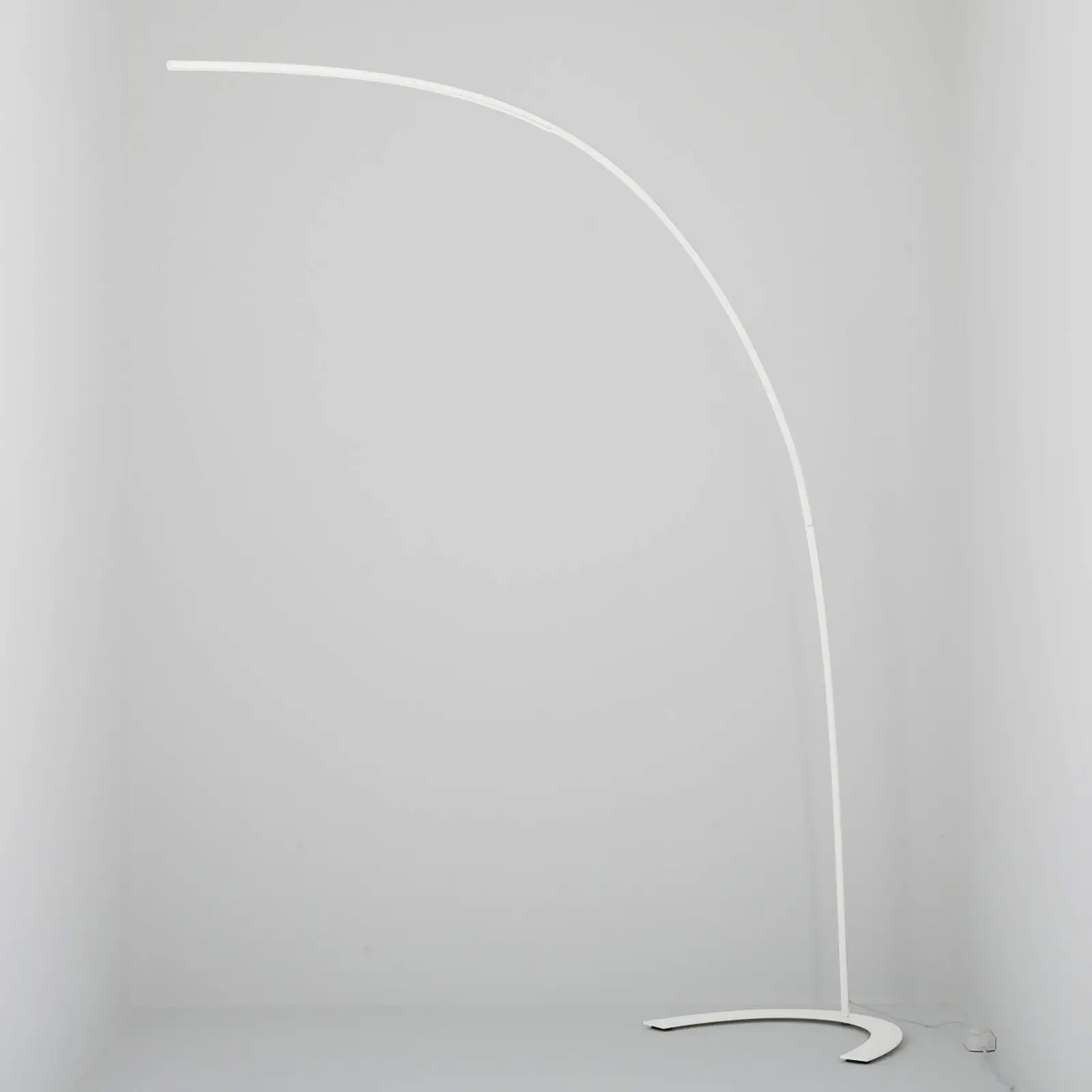 Minimalistinis Danua LED toršeras baltos spalvos