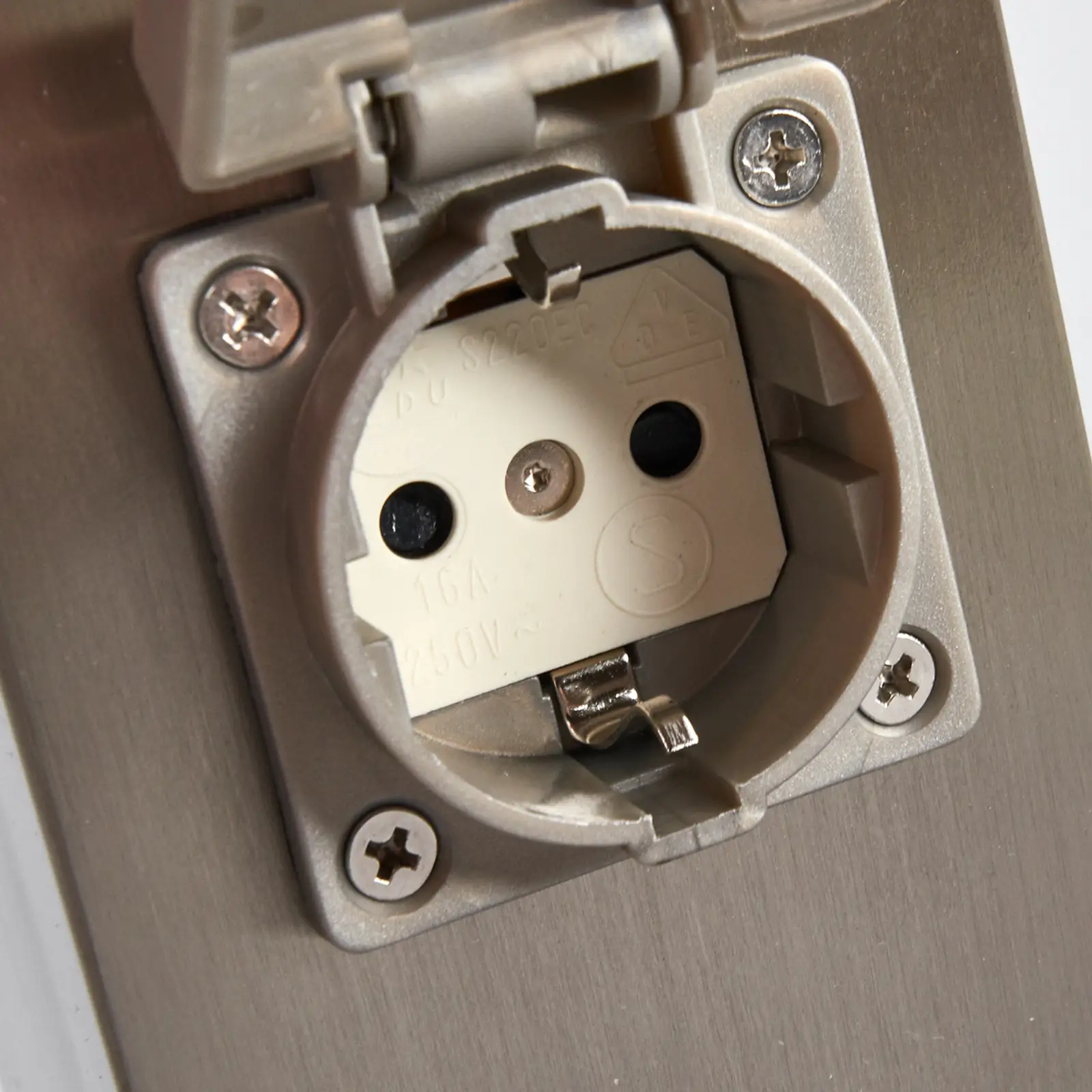 Energijos kolonėlė Lorian su apšvietimu