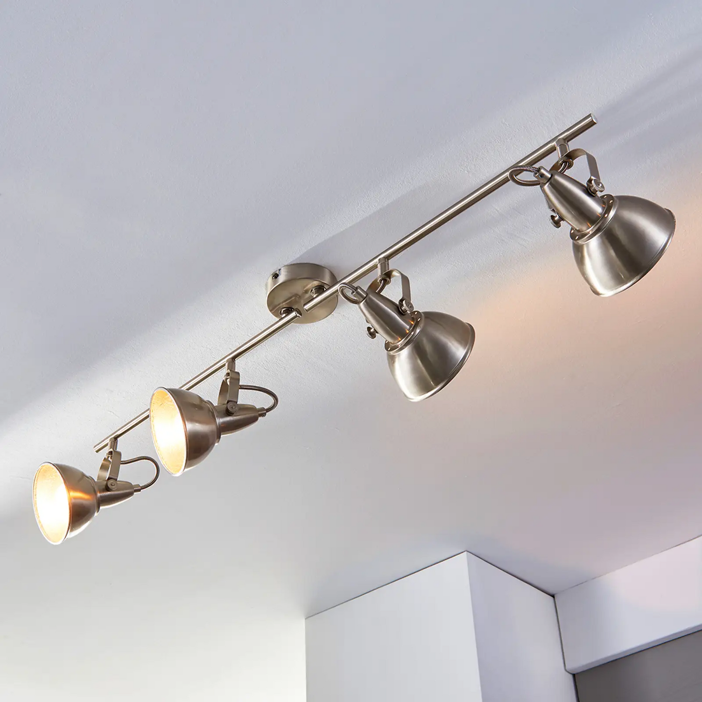 Julin lubinis šviestuvas su keturiais nikelio atspalviais