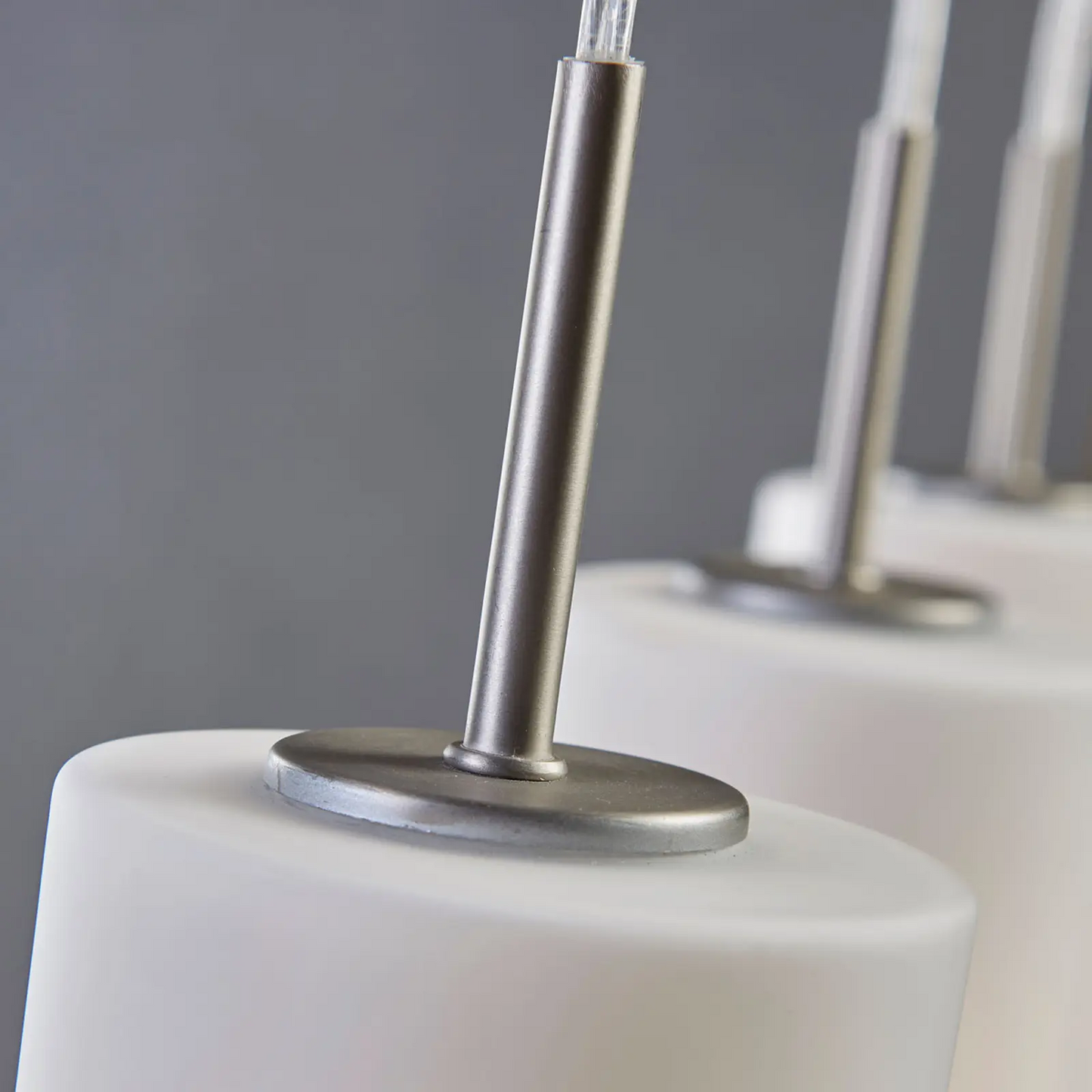 Vinsta - trijų lempučių pakabinamas šviestuvas su baltu stiklu