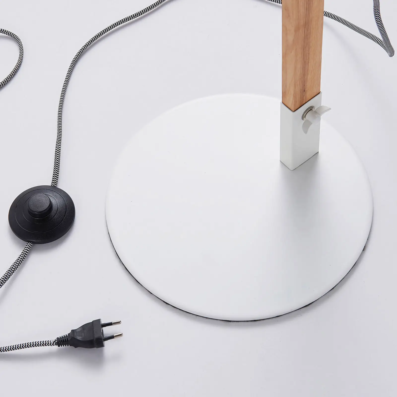 Shivanja - toršeras pagamintas iš medžio ir metalo