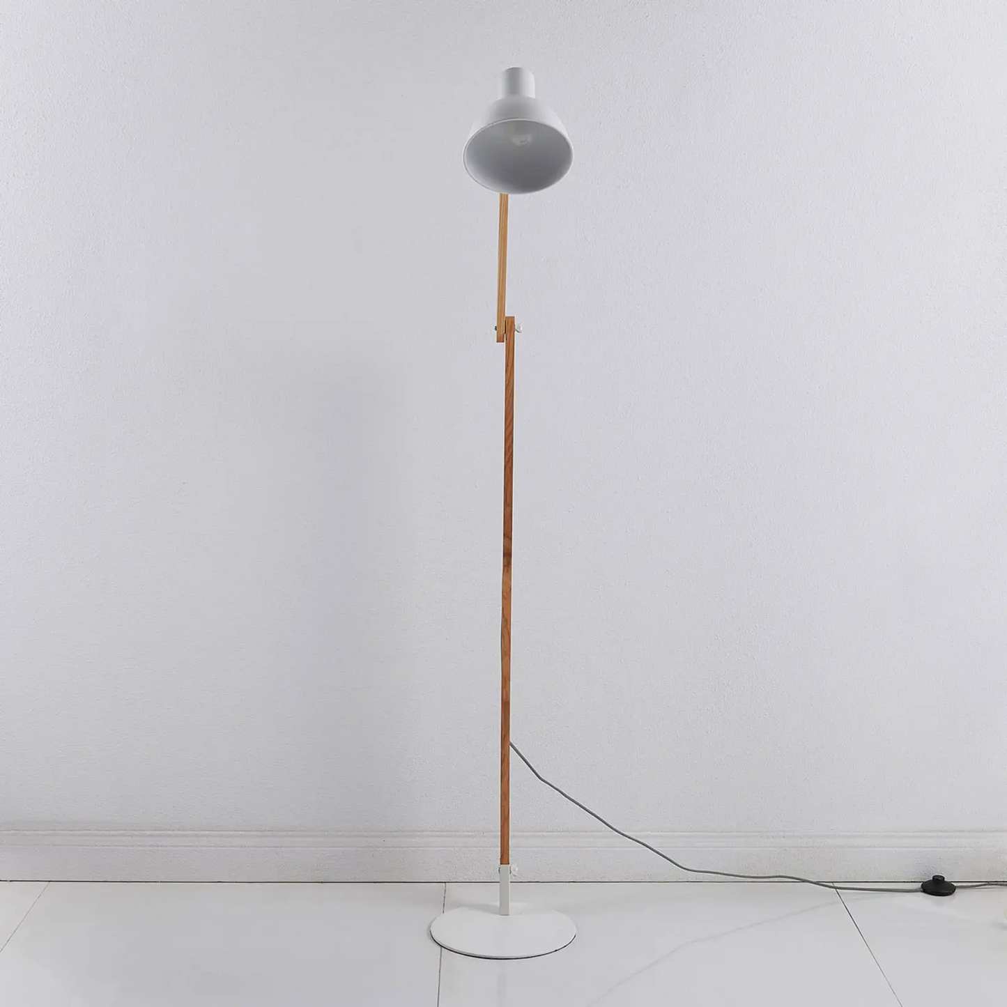 Shivanja - toršeras pagamintas iš medžio ir metalo