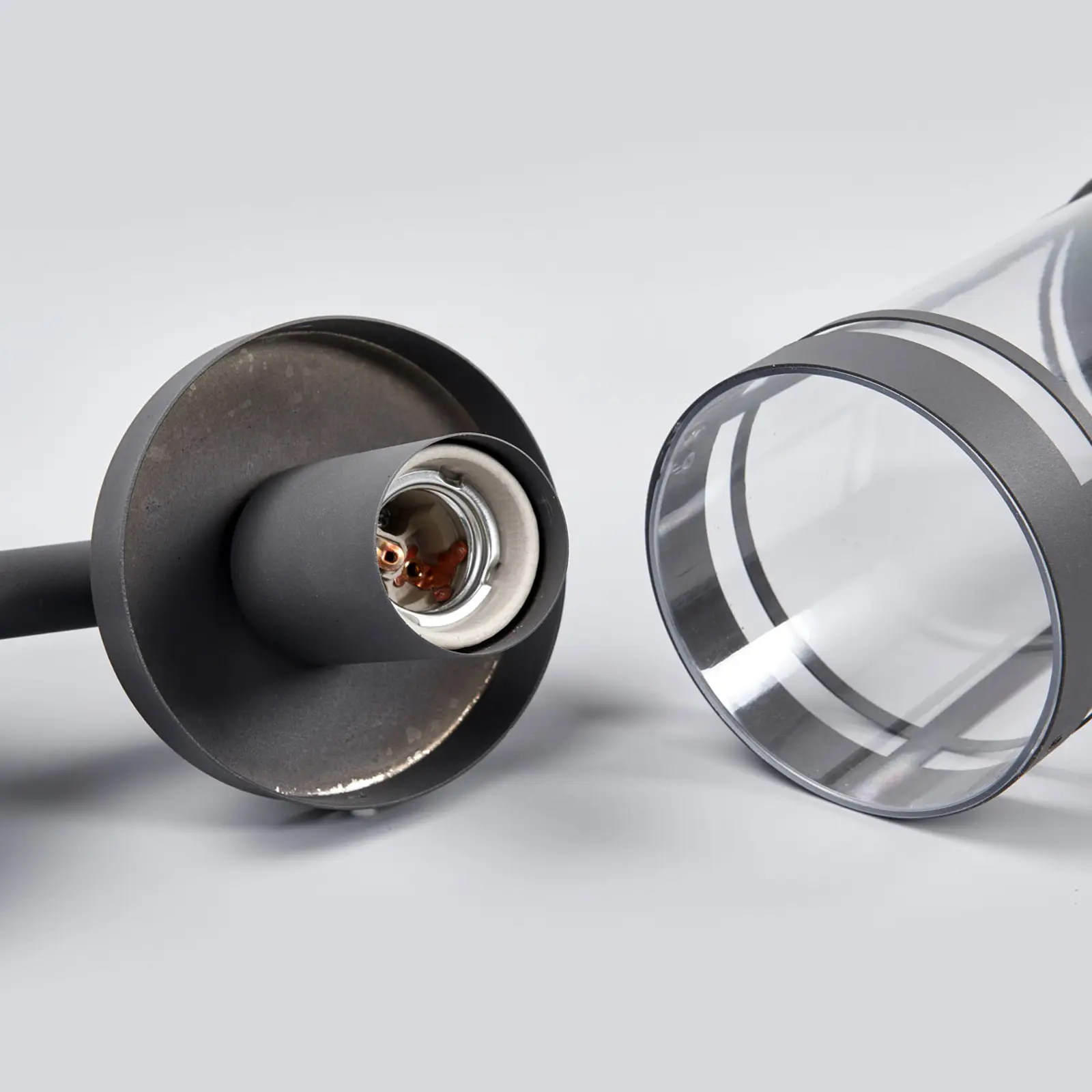 Tamsiai pilkos spalvos sieninis lauko šviestuvas Djori