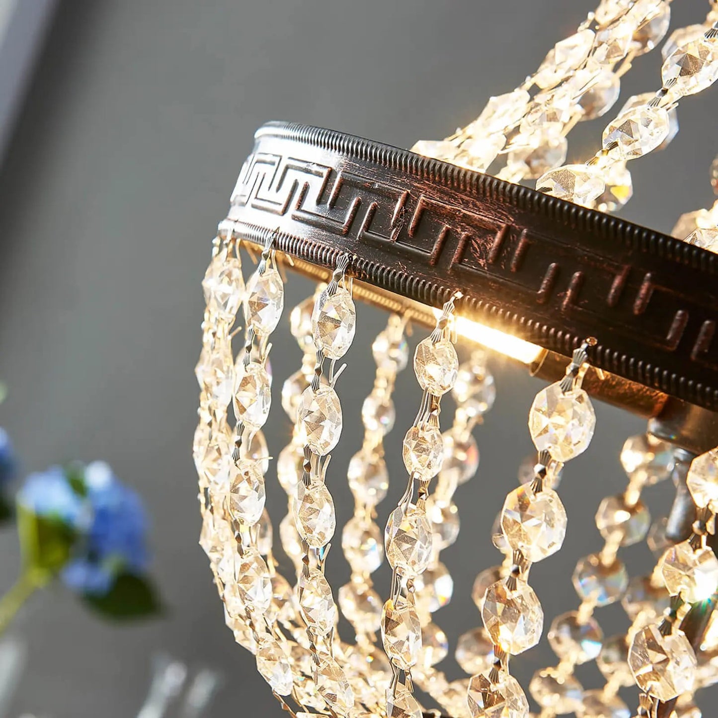 Jorve pakabinama lempa su krištolu