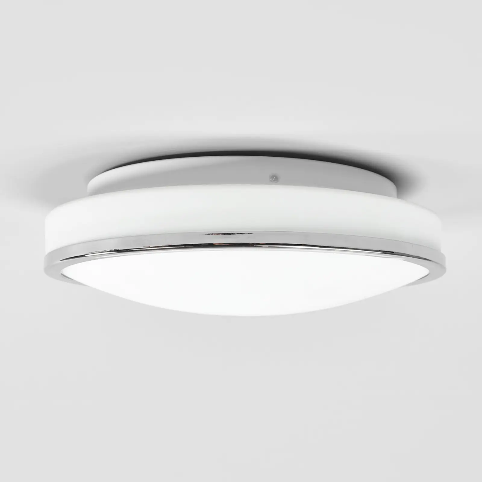 Apvalus LED lubinis šviestuvas Lyss su chromuotu apvadu, IP44