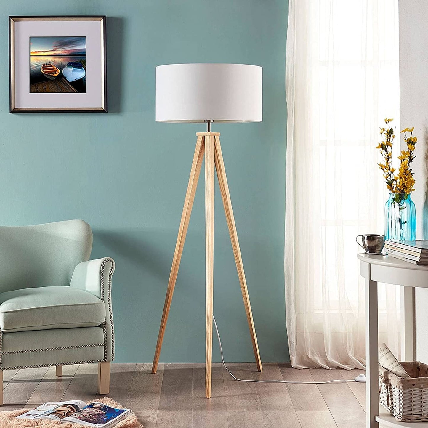 Mya trijų kojų medinis toršeras su baltu atspalviu