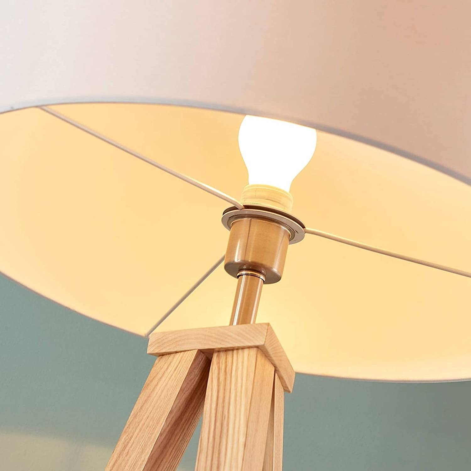 Mya trijų kojų medinis toršeras su baltu atspalviu