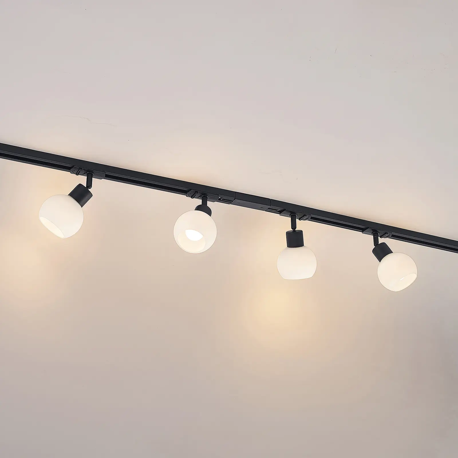 Lindby Jeanit 1 fazių LED takelis, juodas