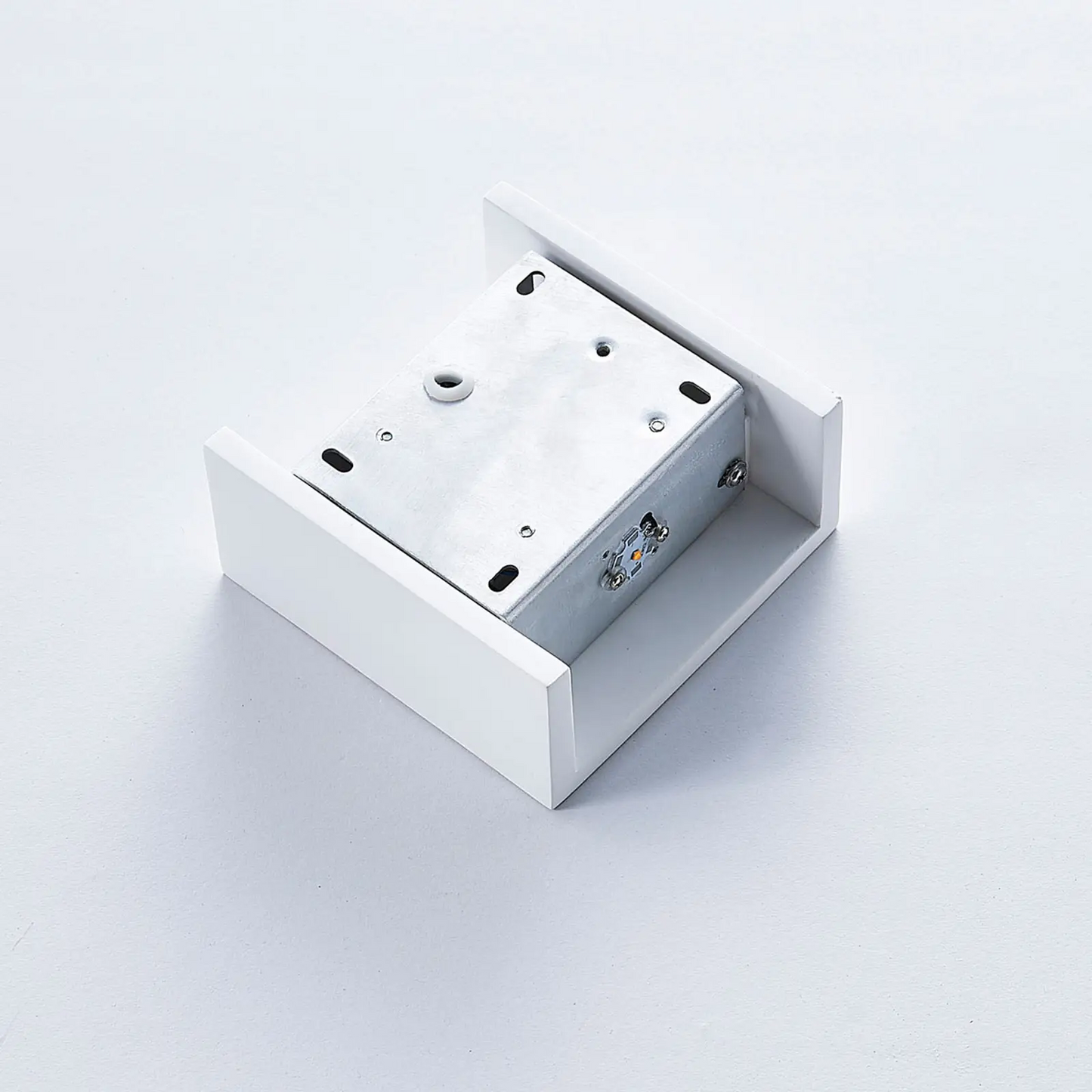 Anneke - kvadratinis LED sieninis šviestuvas iš gipso