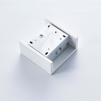 Anneke - kvadratinis LED sieninis šviestuvas iš gipso