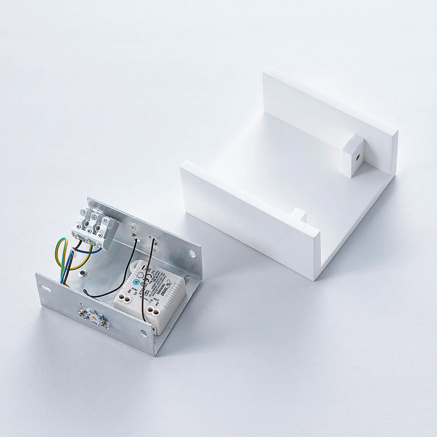 Anneke - kvadratinis LED sieninis šviestuvas iš gipso