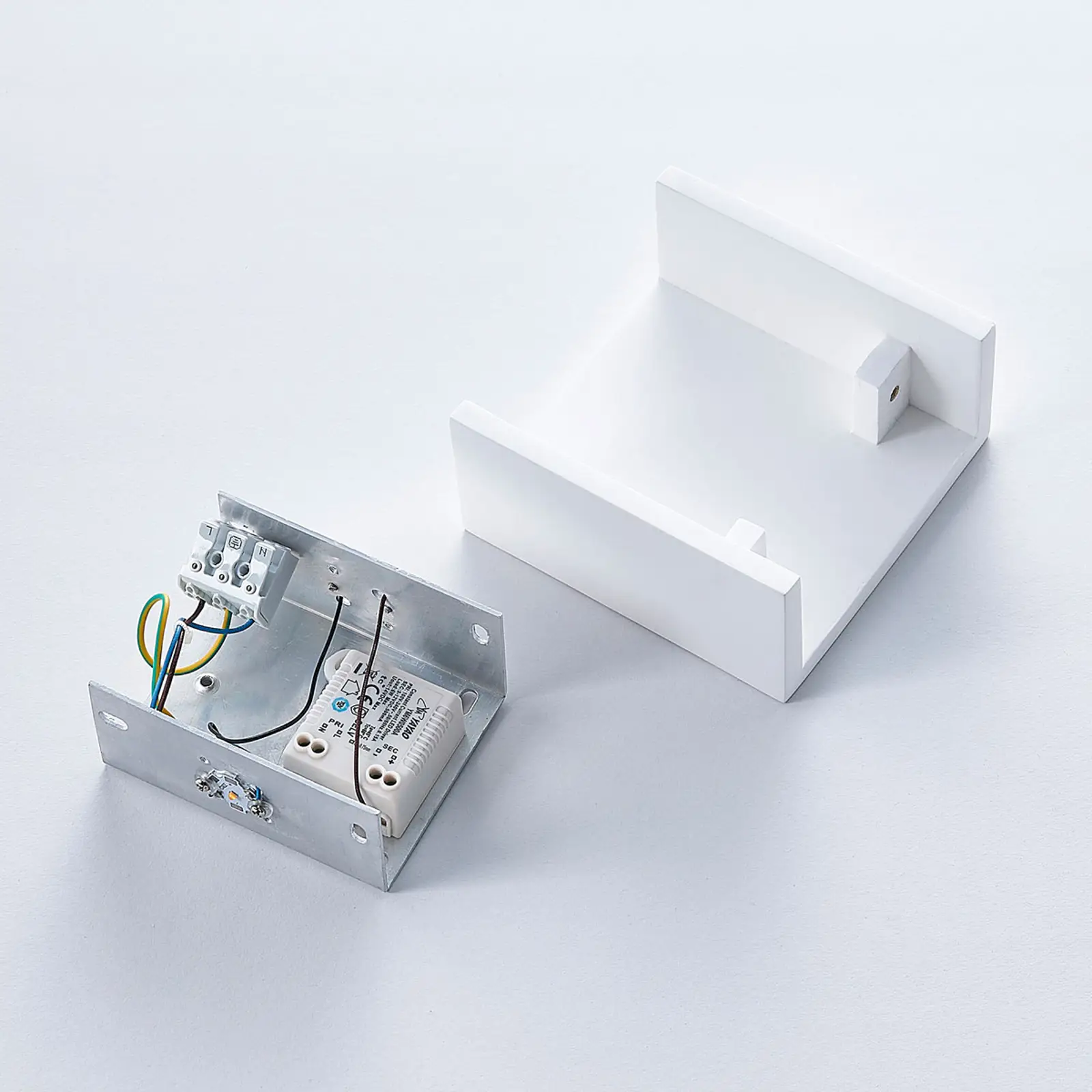 Anneke - kvadratinis LED sieninis šviestuvas iš gipso