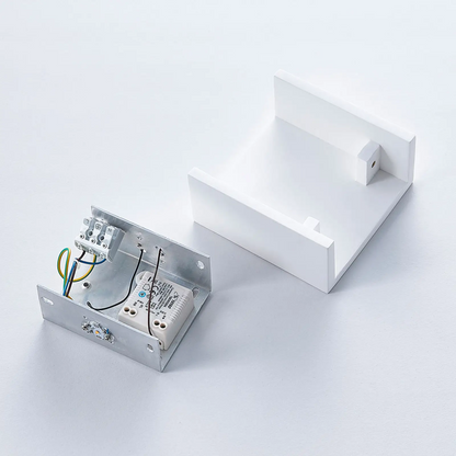 Anneke - kvadratinis LED sieninis šviestuvas iš gipso