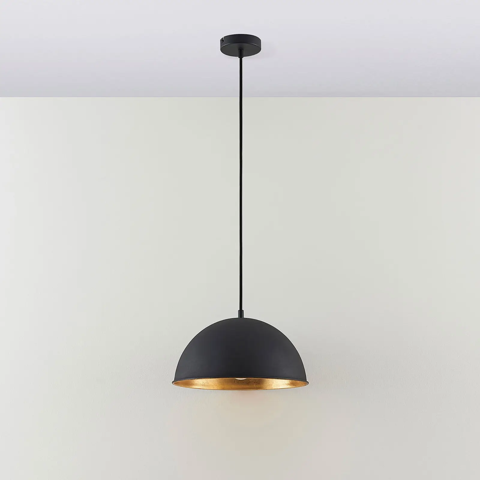 Juodos ir auksinės spalvos pakabinamas šviestuvas Leya