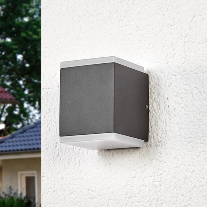 Sieninis lauko šviestuvas Sarah su šviesos diodais ir difuzoriumi