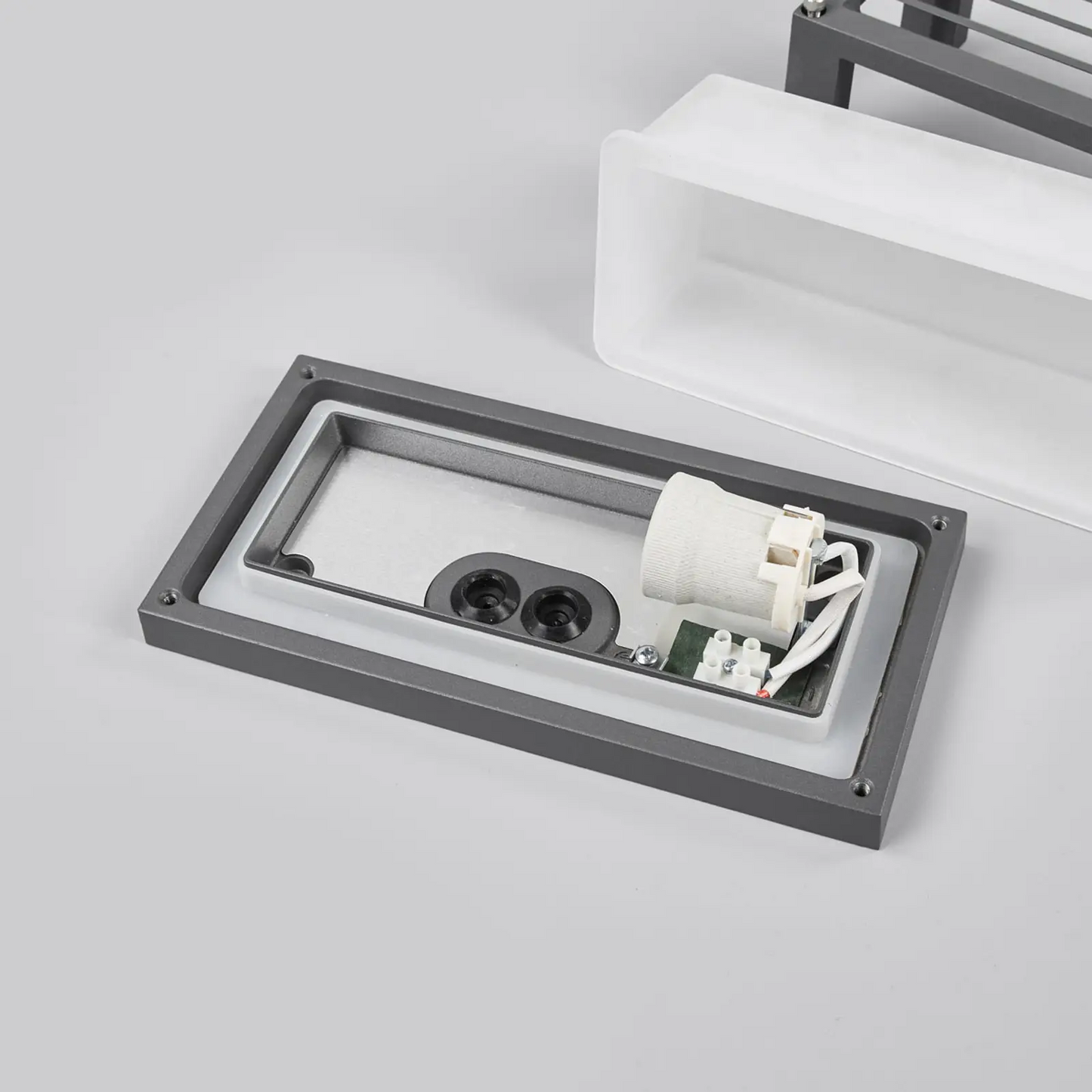 Dryžuotas lauko sieninis šviestuvas Aurelien, tamsiai pilka