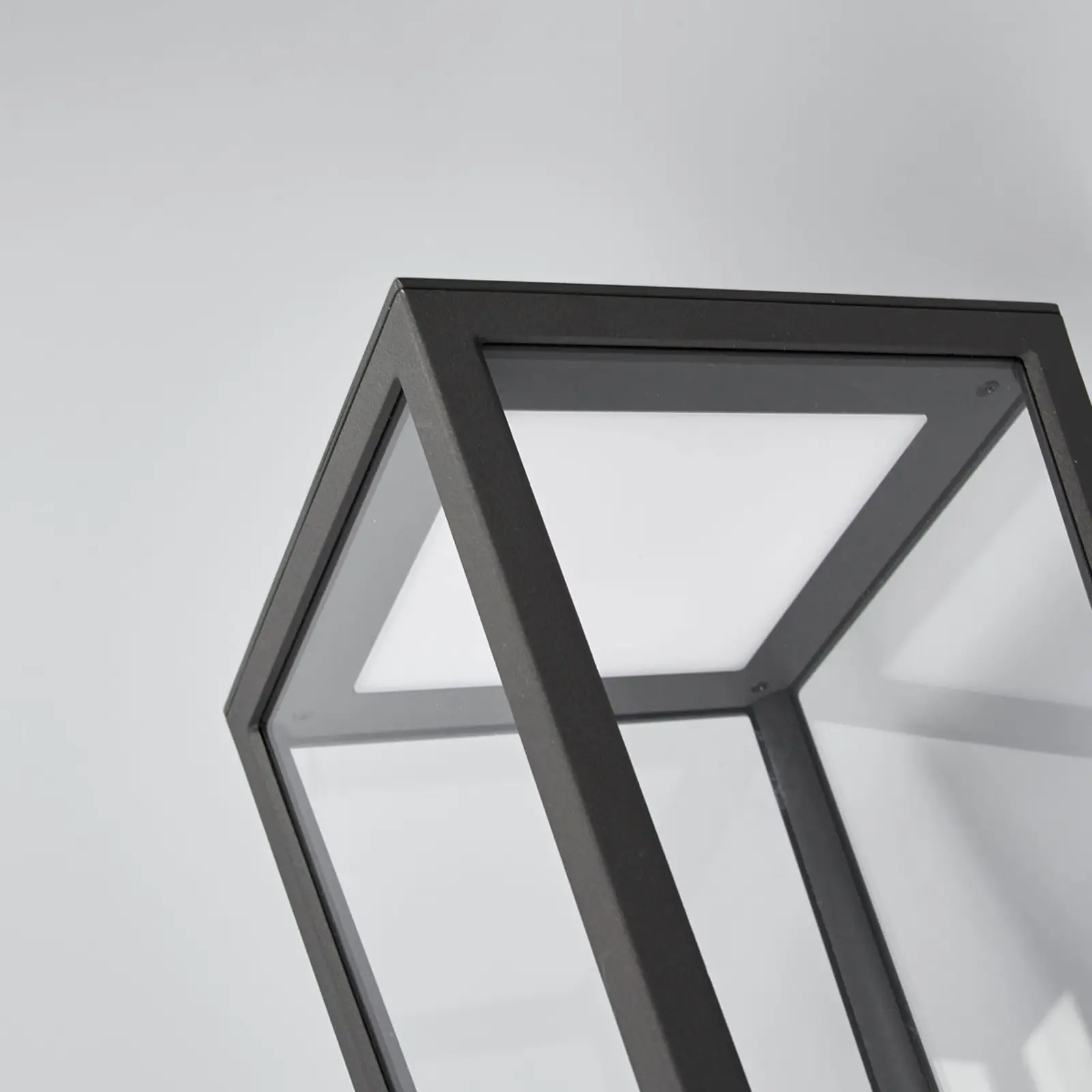 Chaja - judesio jutiklio sieninis šviestuvas, žibinto formos