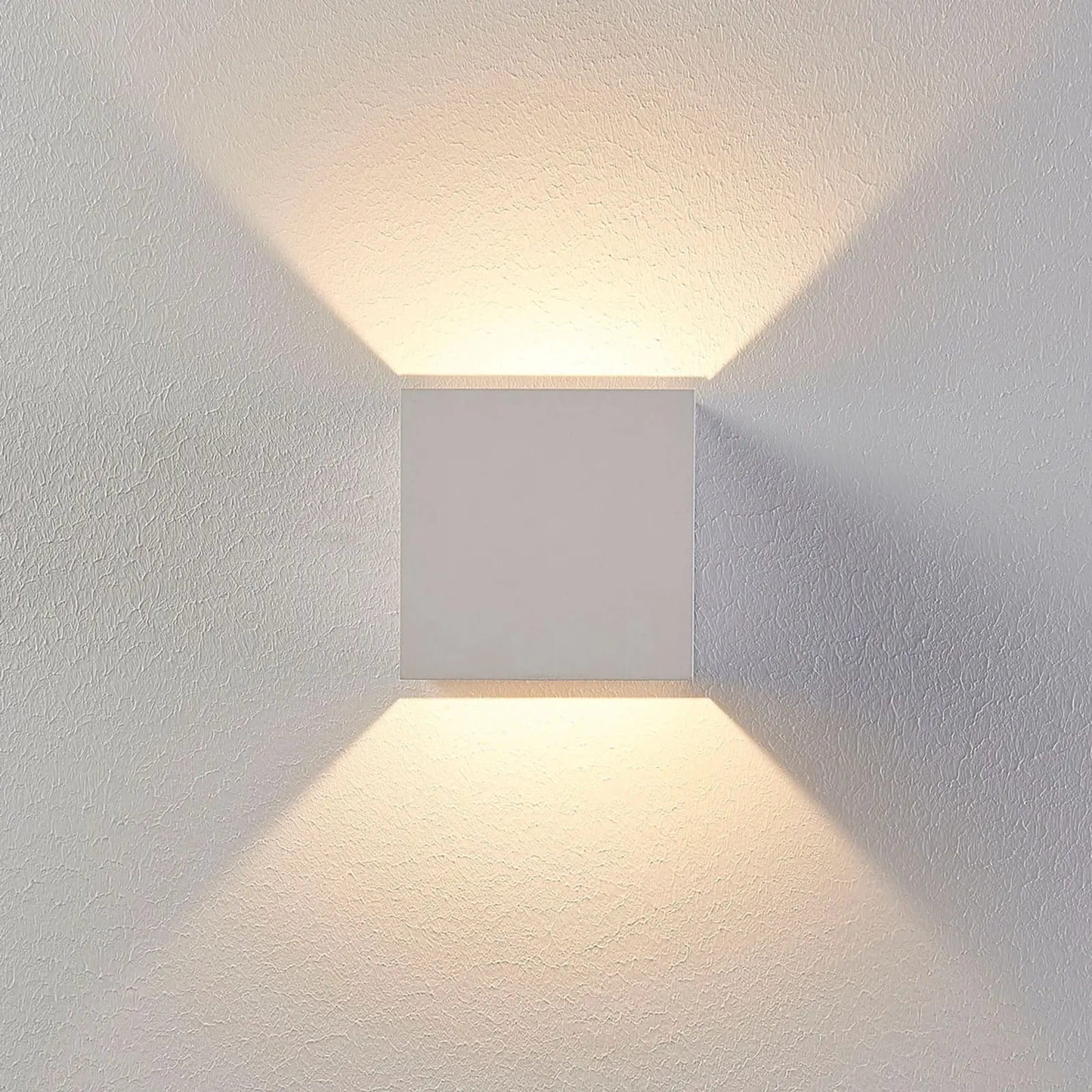 Baltas Esma LED sieninis šviestuvas kubo formos