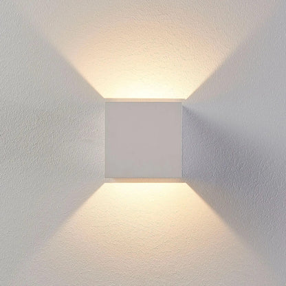 Baltas Esma LED sieninis šviestuvas kubo formos