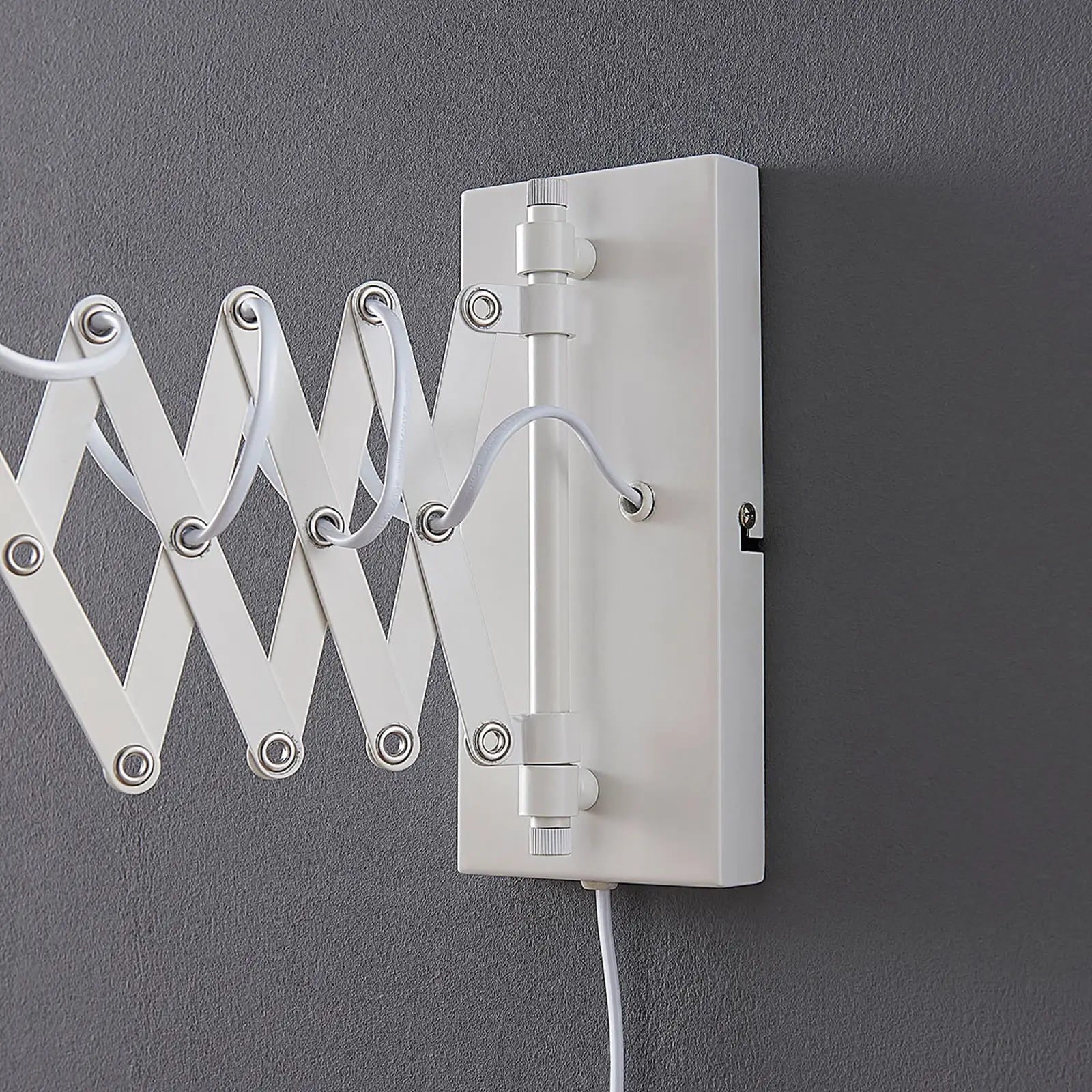 Baltas sieninis šviestuvas skaitymui Merle, ištraukiamas