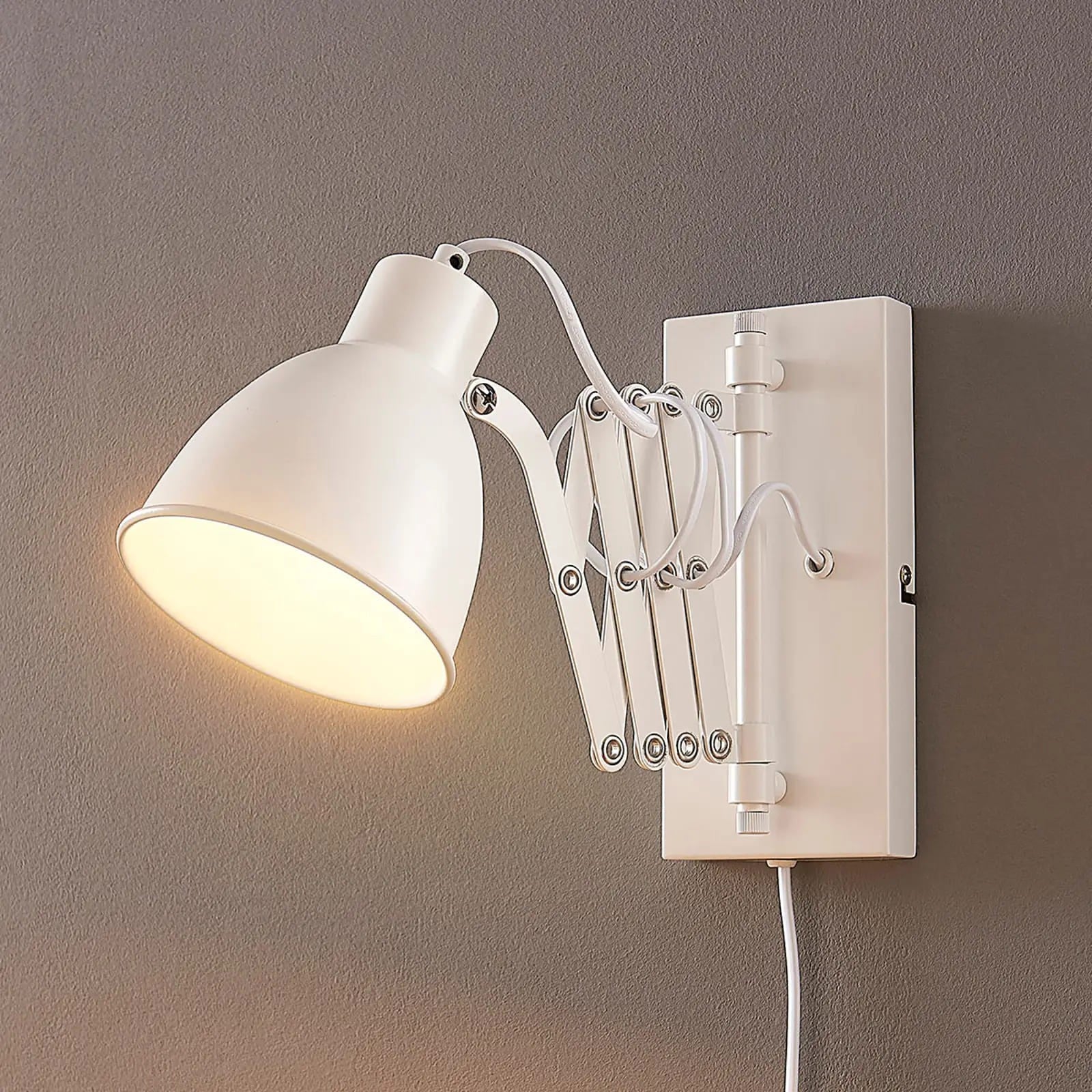 Baltas sieninis šviestuvas skaitymui Merle, ištraukiamas