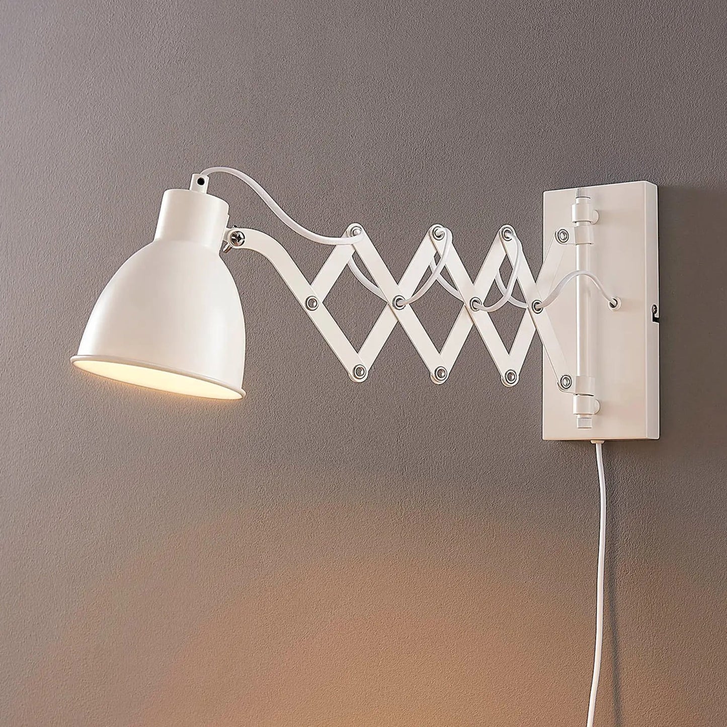 Baltas sieninis šviestuvas skaitymui Merle, ištraukiamas