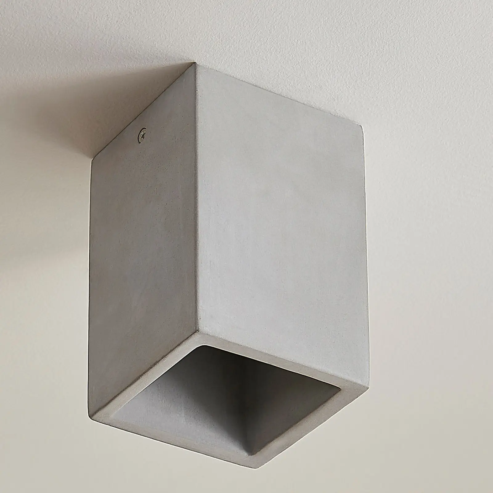 Kvadratinis betoninis lubinis šviestuvas Gerda