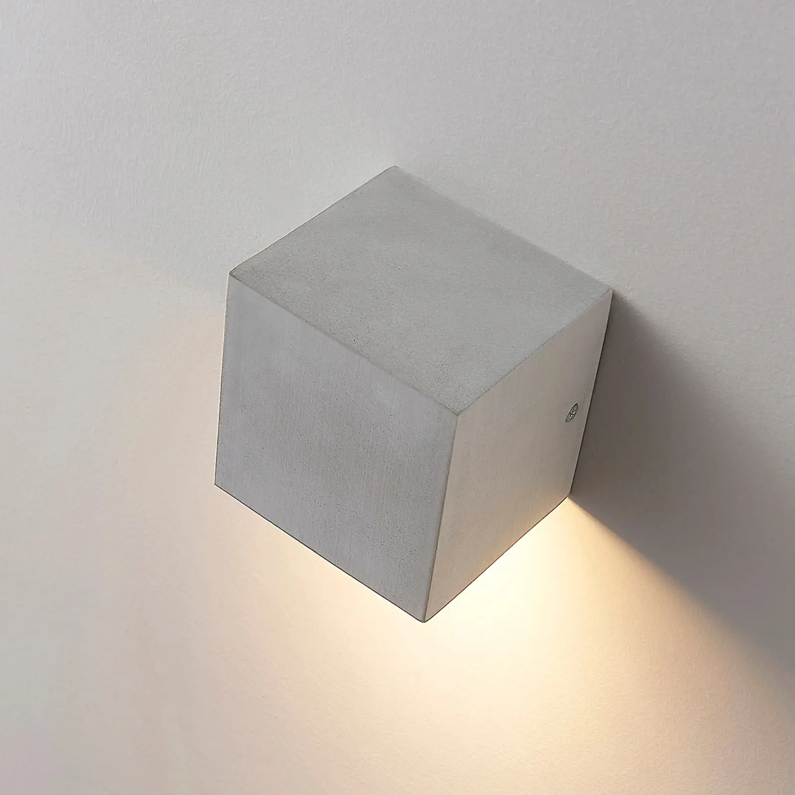 Kvadratinis betoninis sieninis šviestuvas Gerda