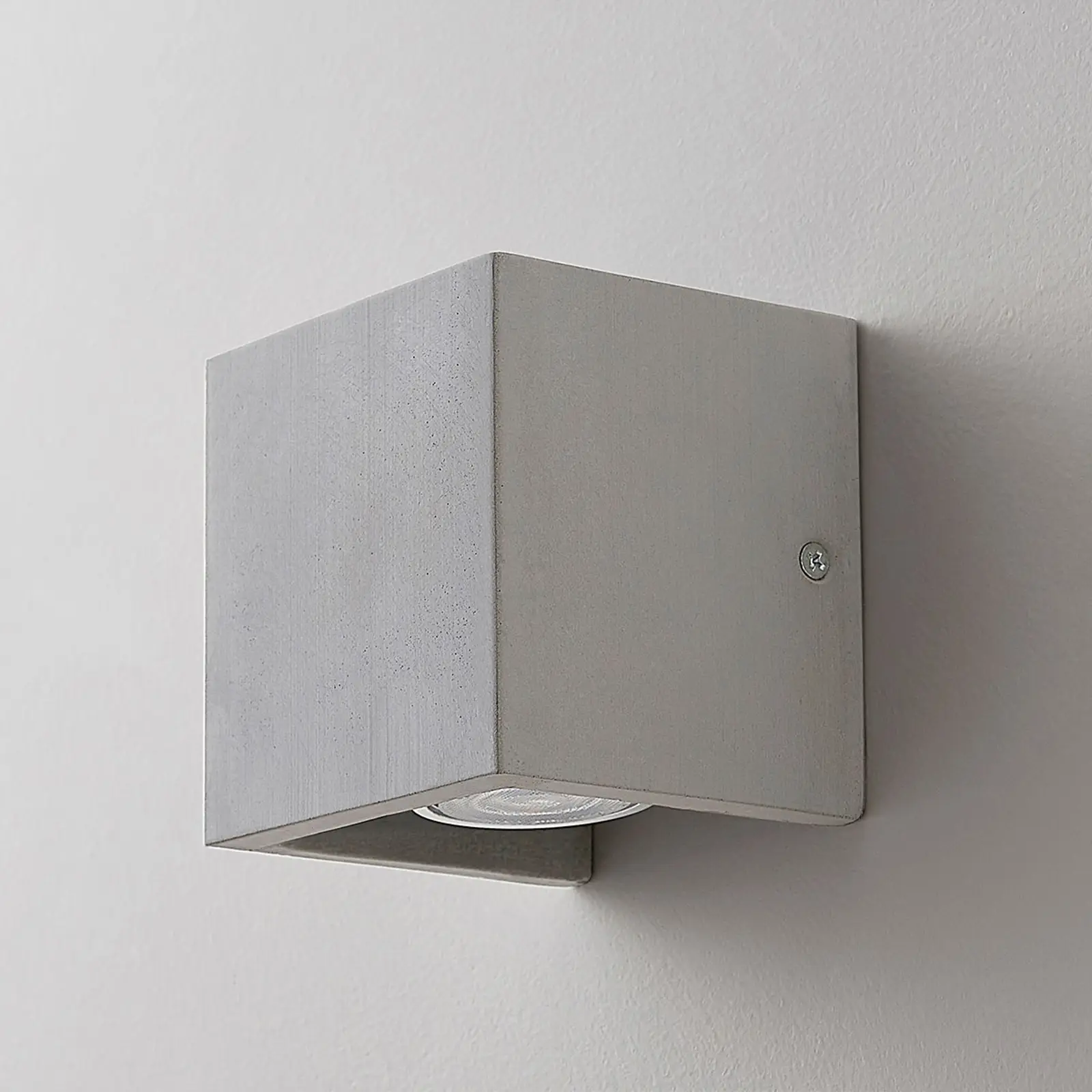 Kvadratinis betoninis sieninis šviestuvas Gerda