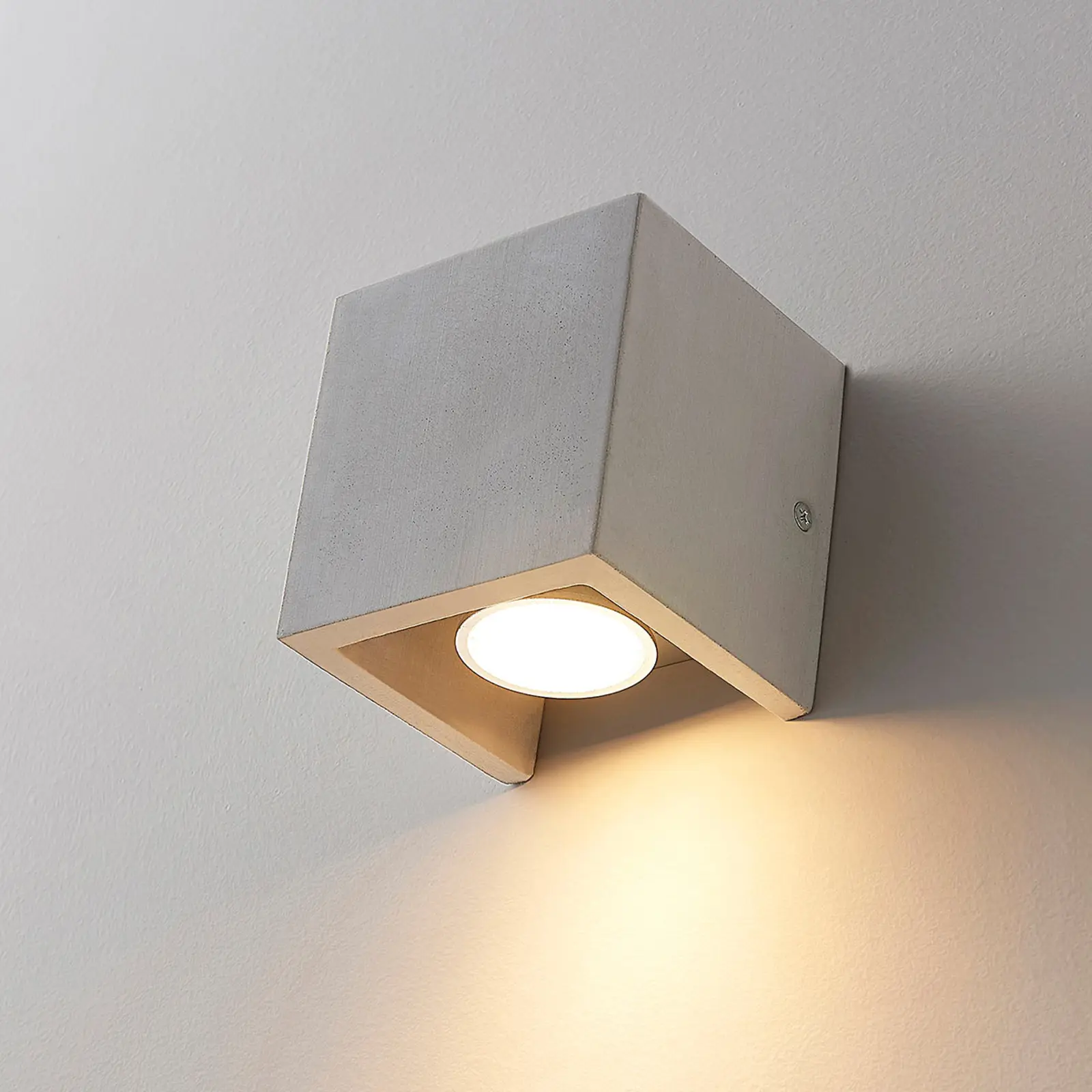 Kvadratinis betoninis sieninis šviestuvas Gerda