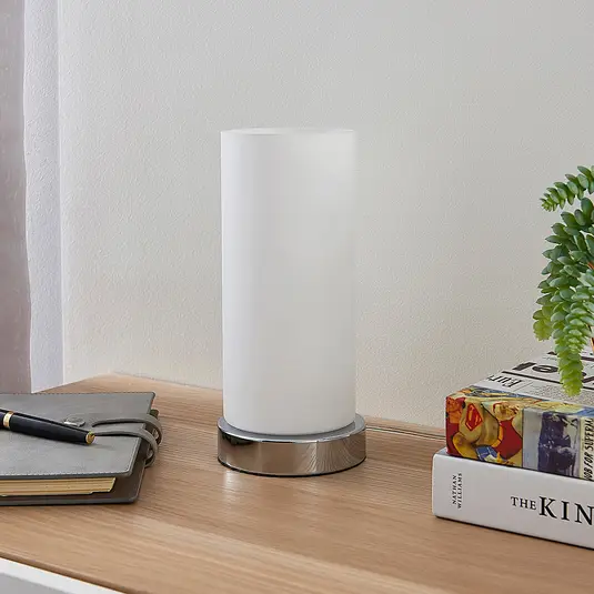 Cilindrinė stiklinė stalinė lempa Elianna su chromuotu pagrindu