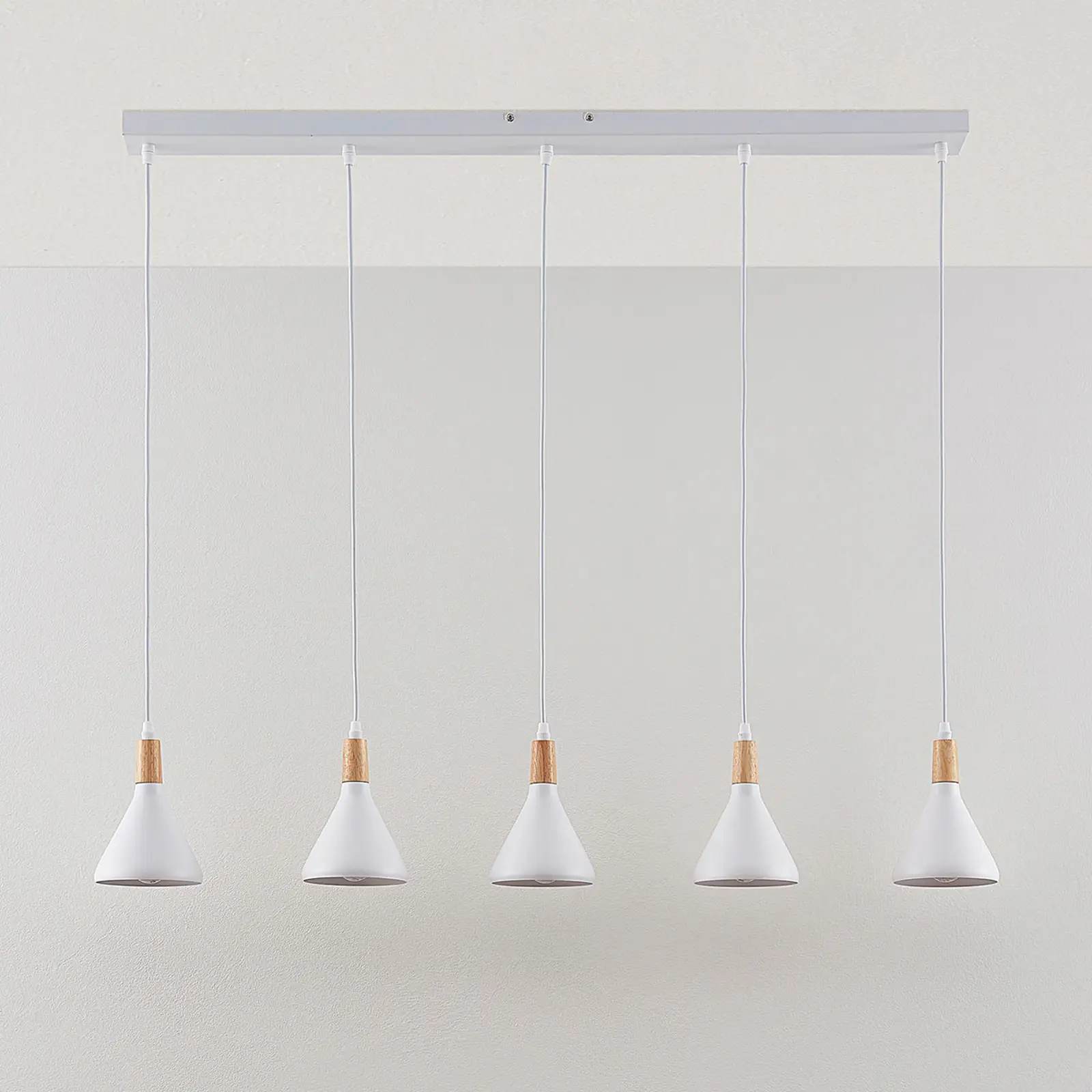 LED pakabinamas šviestuvas Arina baltos spalvos, 5 lemputės